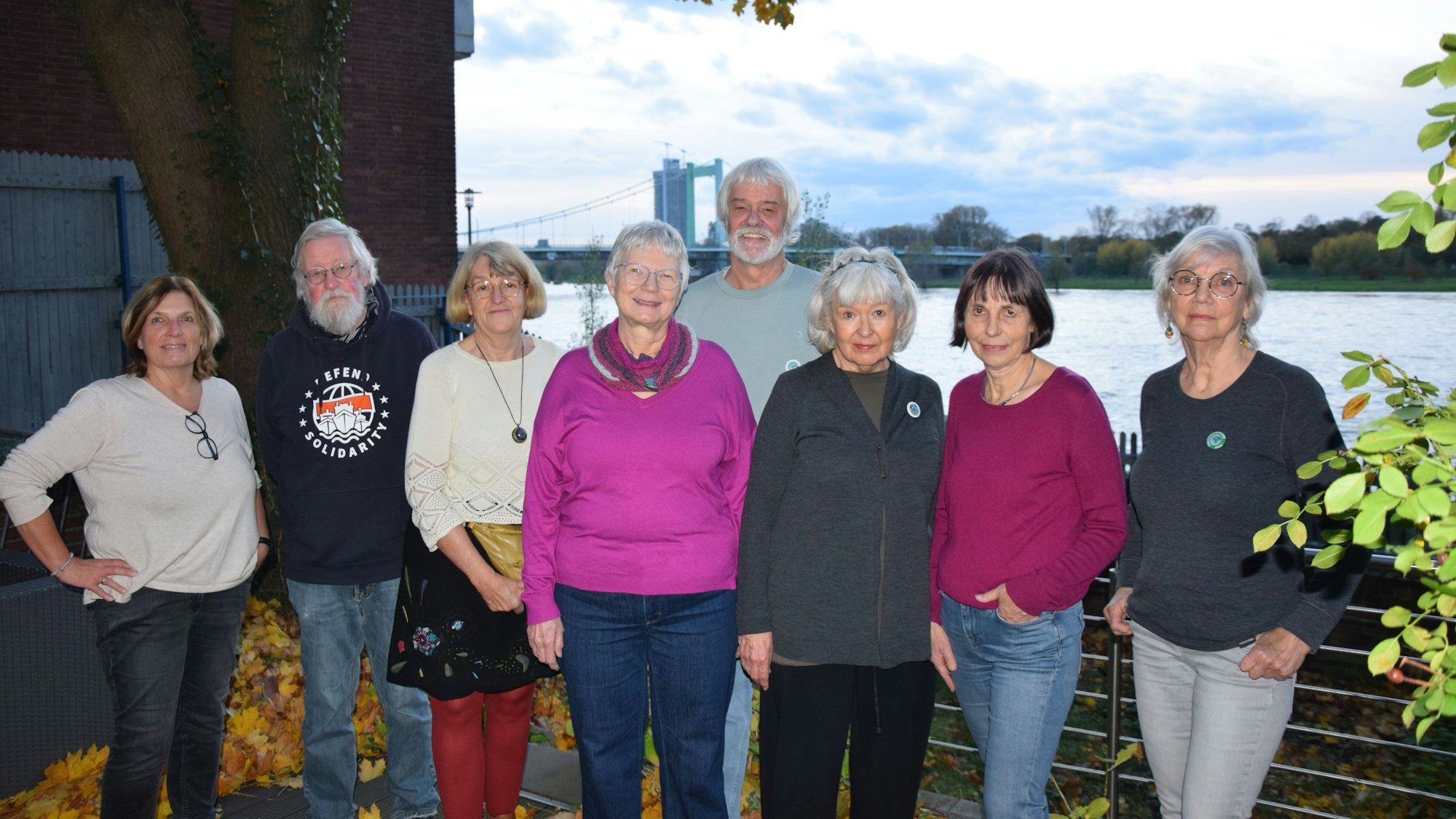 Grannies for Future stellen sich in Köln-Mülheim vor.