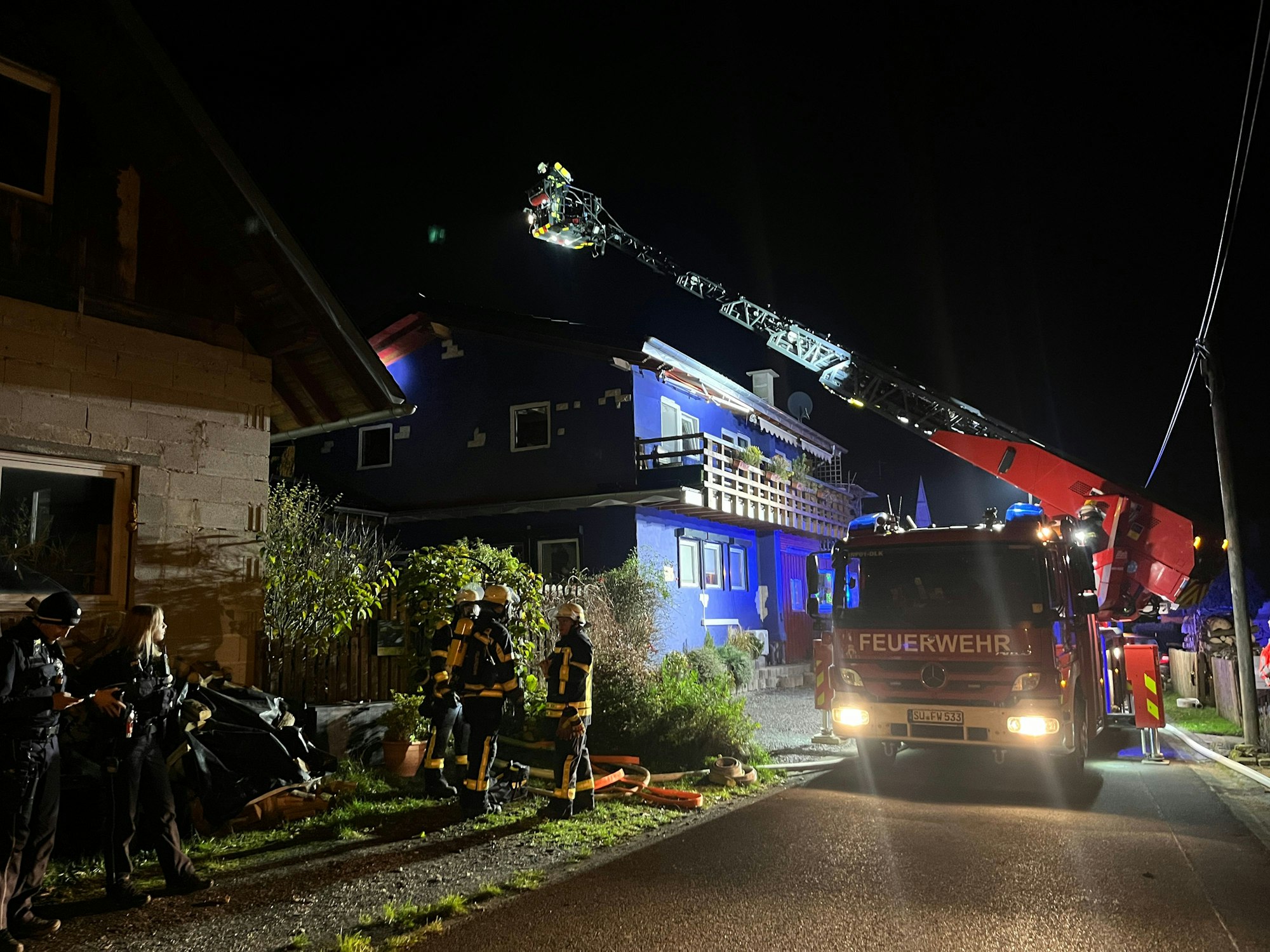 Die Feuerwehrleute kontrollierten bei dem Brand die Dachhaut über die Drehleiter.