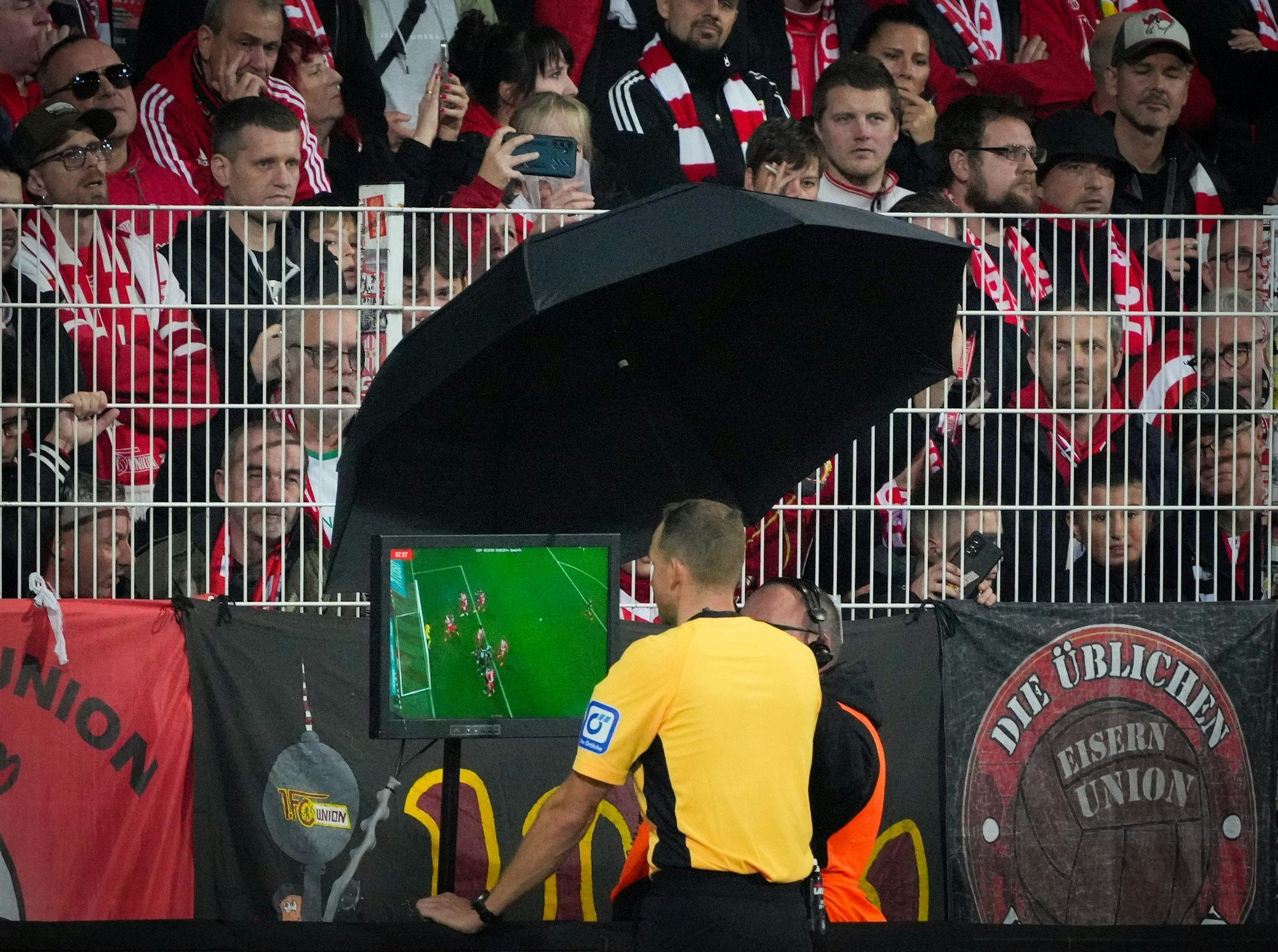 Nahm zwei Tore nach Videobeweis zurück: Schiedsrichter Sören Storks