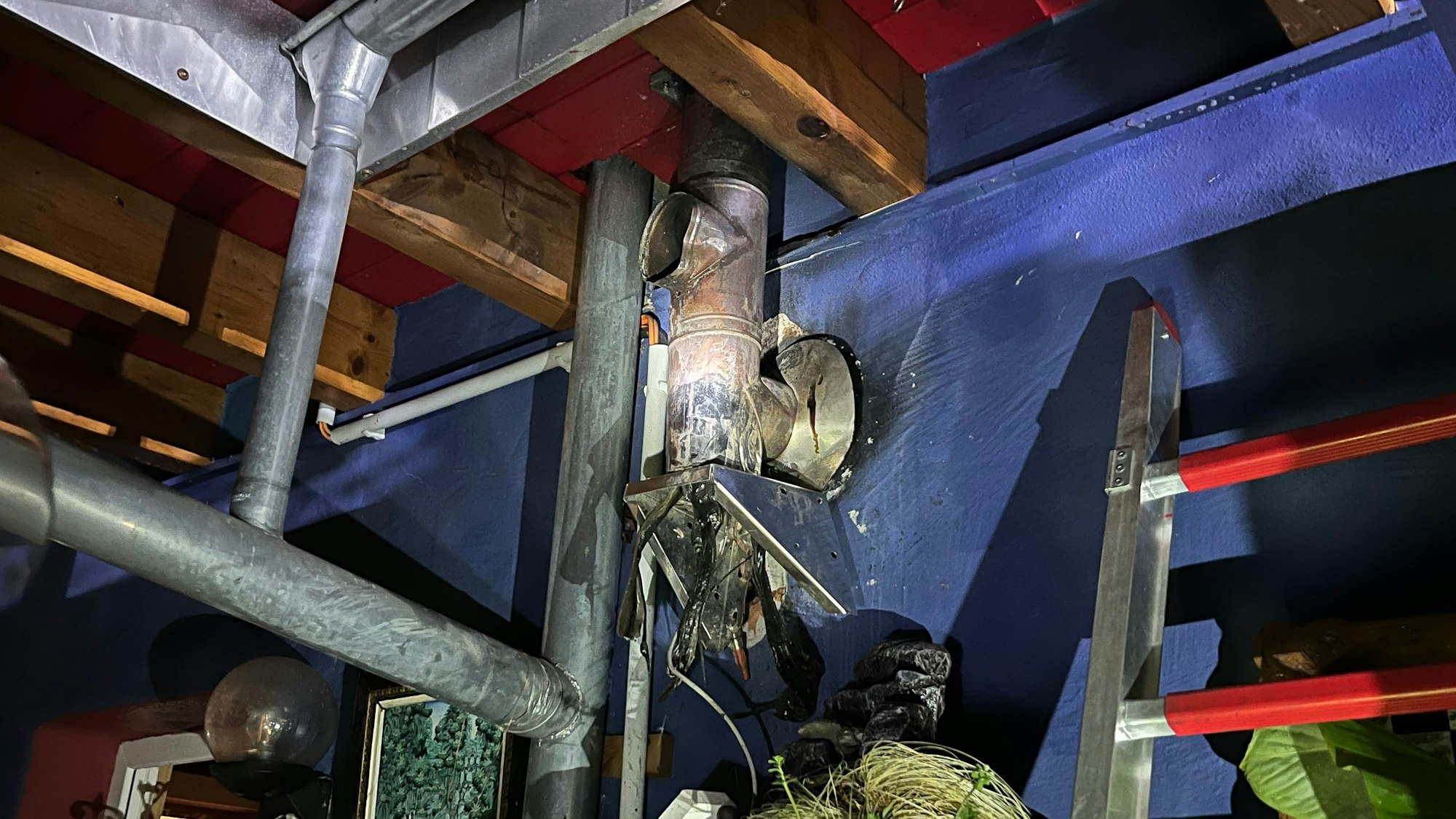 In Hennef-Adscheid war ein Elektro-Verteilerkasten in Flammen aufgegangen.