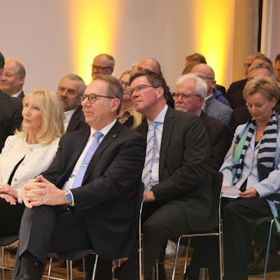 Jochen Hagt, neben ihm Frau und Tochter sowie Regierungspräsident Thomas Wilk, hört sich die Laudatio von Klaus Grootens an.