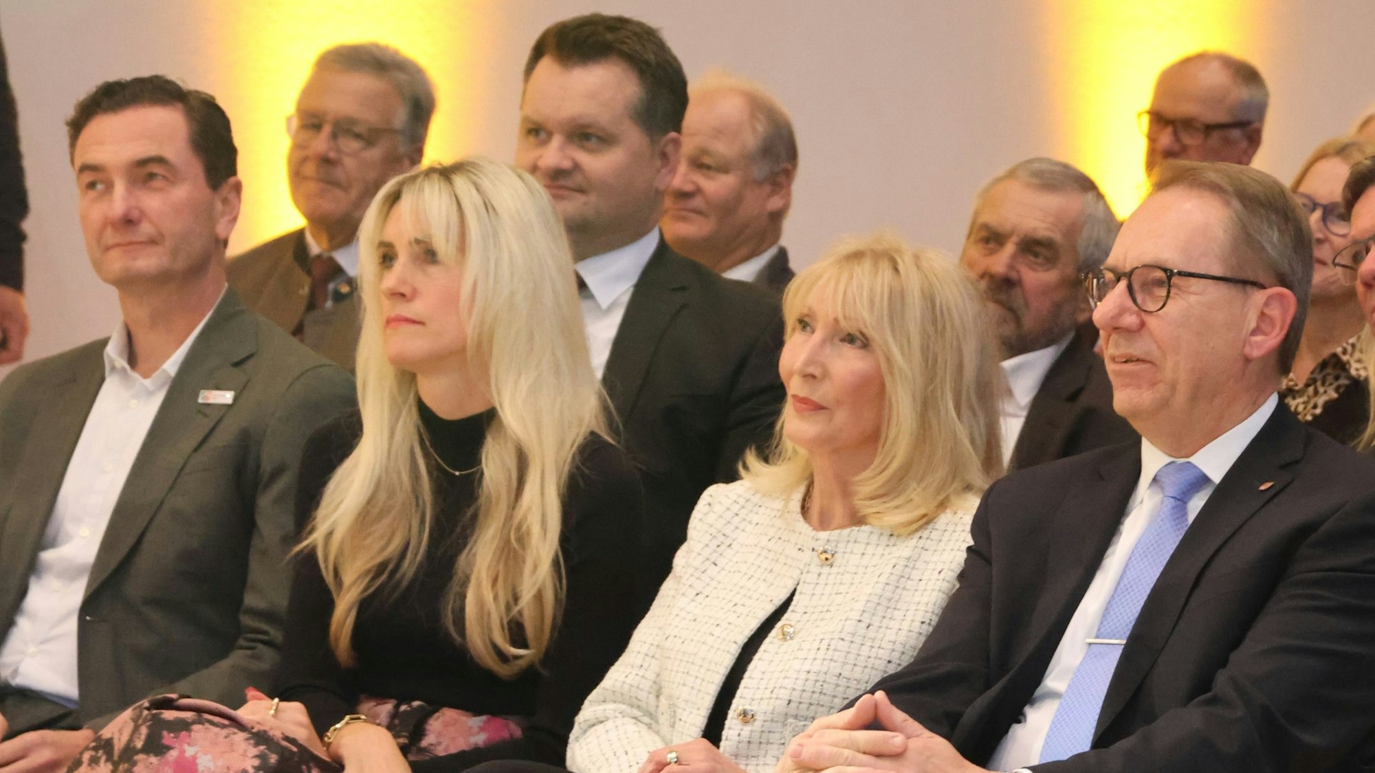 Jochen Hagt, neben ihm Frau und Tochter sowie Regierungspräsident Thomas Wilk, hört sich die Laudatio von Klaus Grootens an.