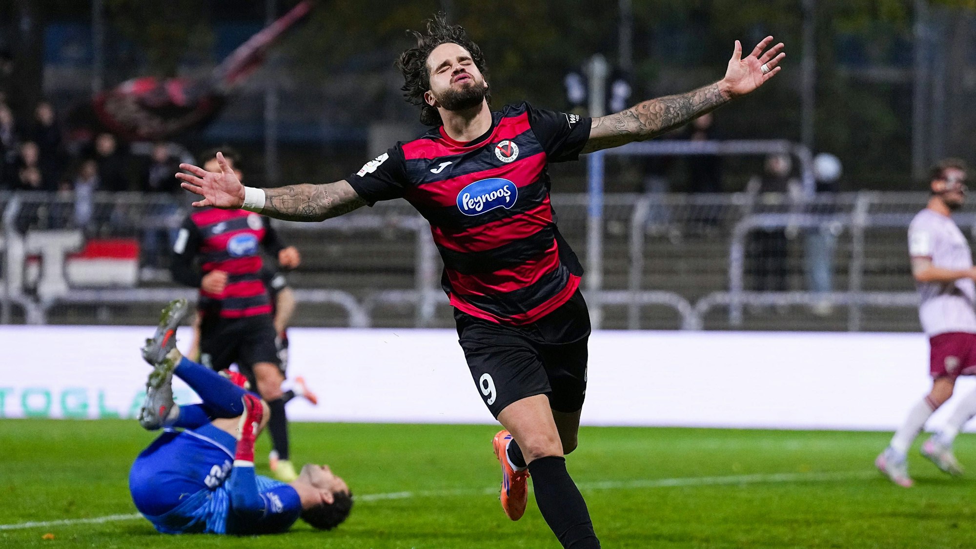 31.10.2025, xydrx, Fußball, 3.Liga, FC Viktoria Köln - FC Ingolstadt 04, Saison 2025 2026, Sportpark Höhenberg: Torjubel nach dem Tor zum 2:1 für den FC Viktoria Köln durch Torschütze Lex-Tyger Lobinger FC Viktoria Köln 9 DFB regulations prohibit any use of photographs as image sequences and or quasi-video. Nordrhein-Westfahlen Deutschland *** 31 10 2025, xydrx, Football, 3 Liga, FC Viktoria Köln FC Ingolstadt 04, Saison 2025 2026, Sportpark Höhenberg Torjubel nach dem Tor zum 2 1 für den FC Viktoria Köln durch Torschütze Lex Tyger Lobinger FC Viktoria Köln 9 DFB regulations prohibit any use of photographs as image sequences and or quasi video Nordrhein Westfahlen Germany