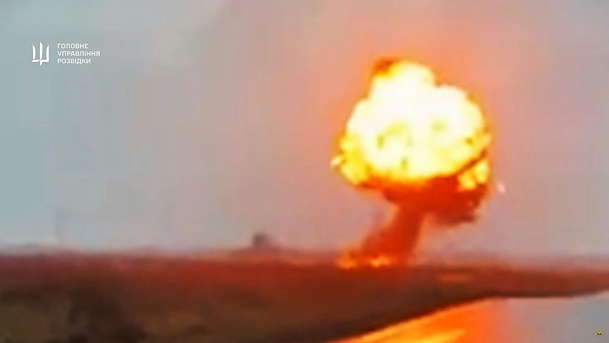 Ein Standbild aus einem Video des ukrainischen Militärgeheimdienst HUR soll die Explosion einer Pipeline nahe Moskau zeigen.
