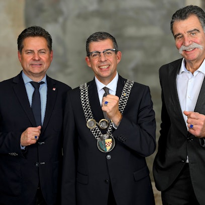 Freunde und Ehrenringträger: von links zu sehen Ulrich Stücker, Frank Helmenstein und Heiner Brand.