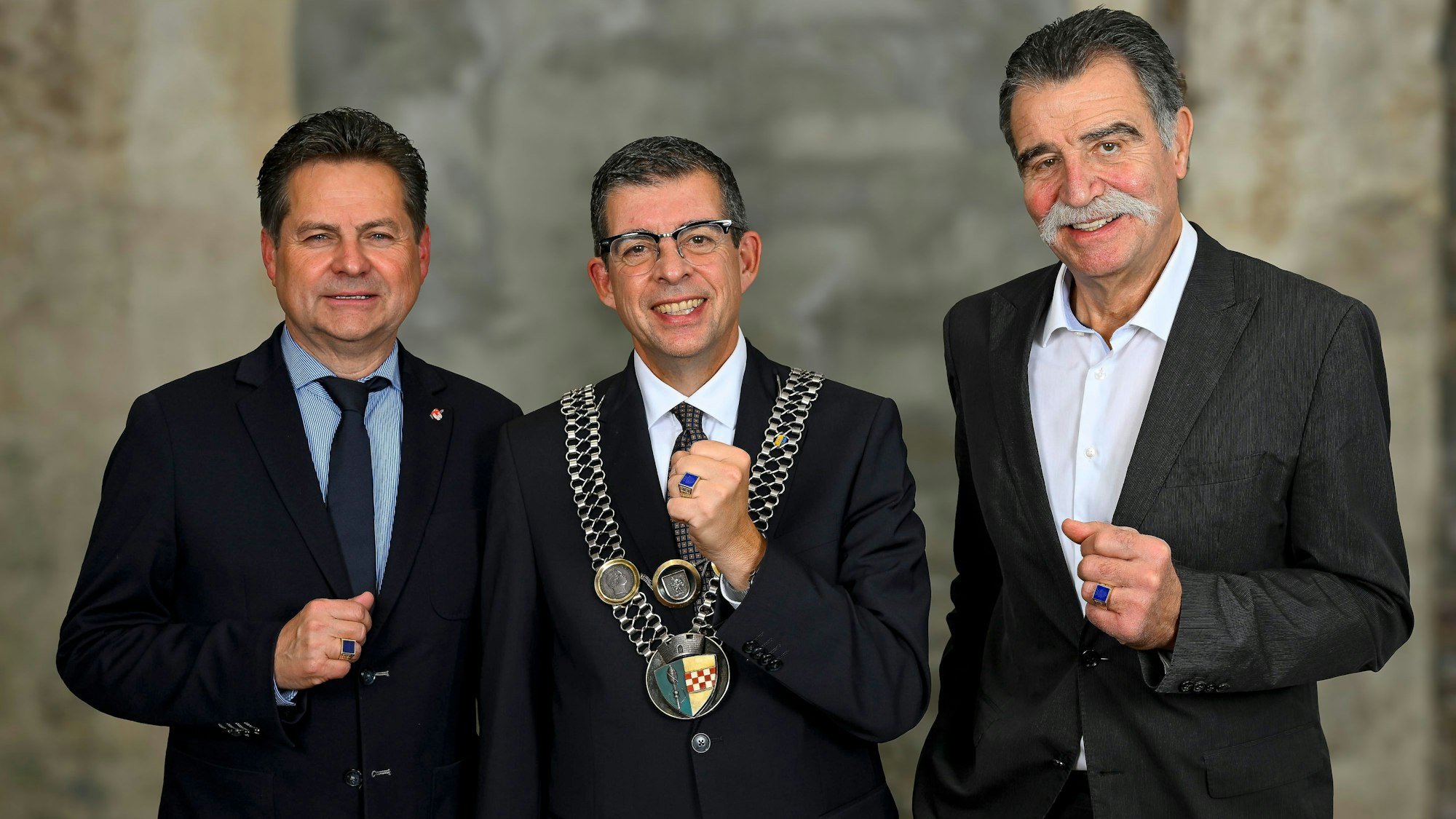 Freunde und Ehrenringträger: von links zu sehen Ulrich Stücker, Frank Helmenstein und Heiner Brand.