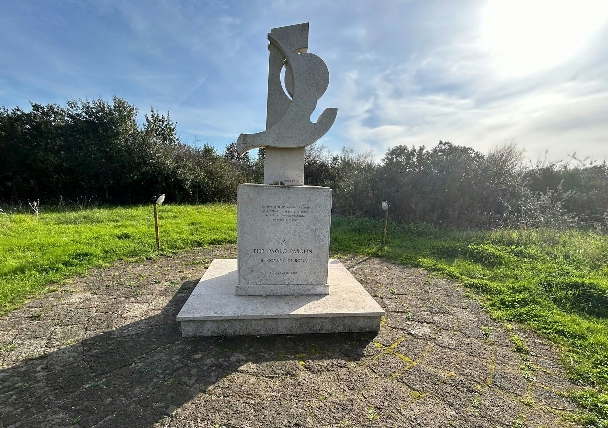 Am Ort des Verbrechens erinnert ein Denkmal an den Regisseur. (Archivbild)