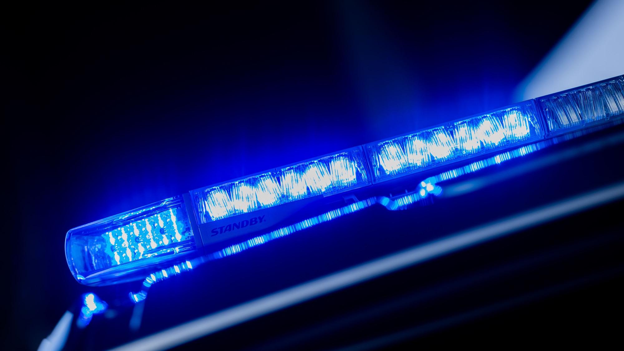 Ein leuchtendes Blaulicht auf einem Einsatzfahrzeug.