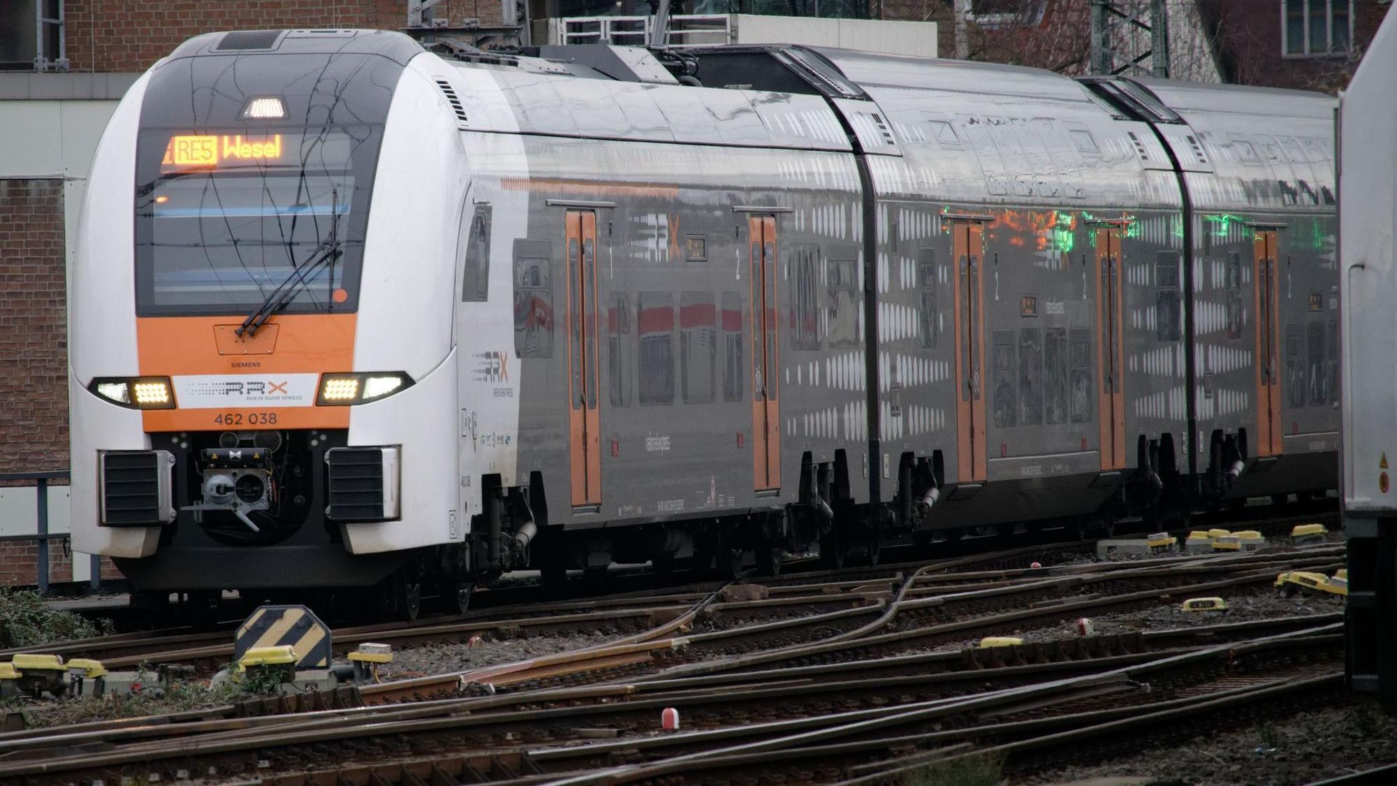 Etwa jeder sechste Streckenkilometer in Nordrhein-Westfalens Nahverkehr entfällt auf das private Zugunternehmen National Express. (Archivbild)