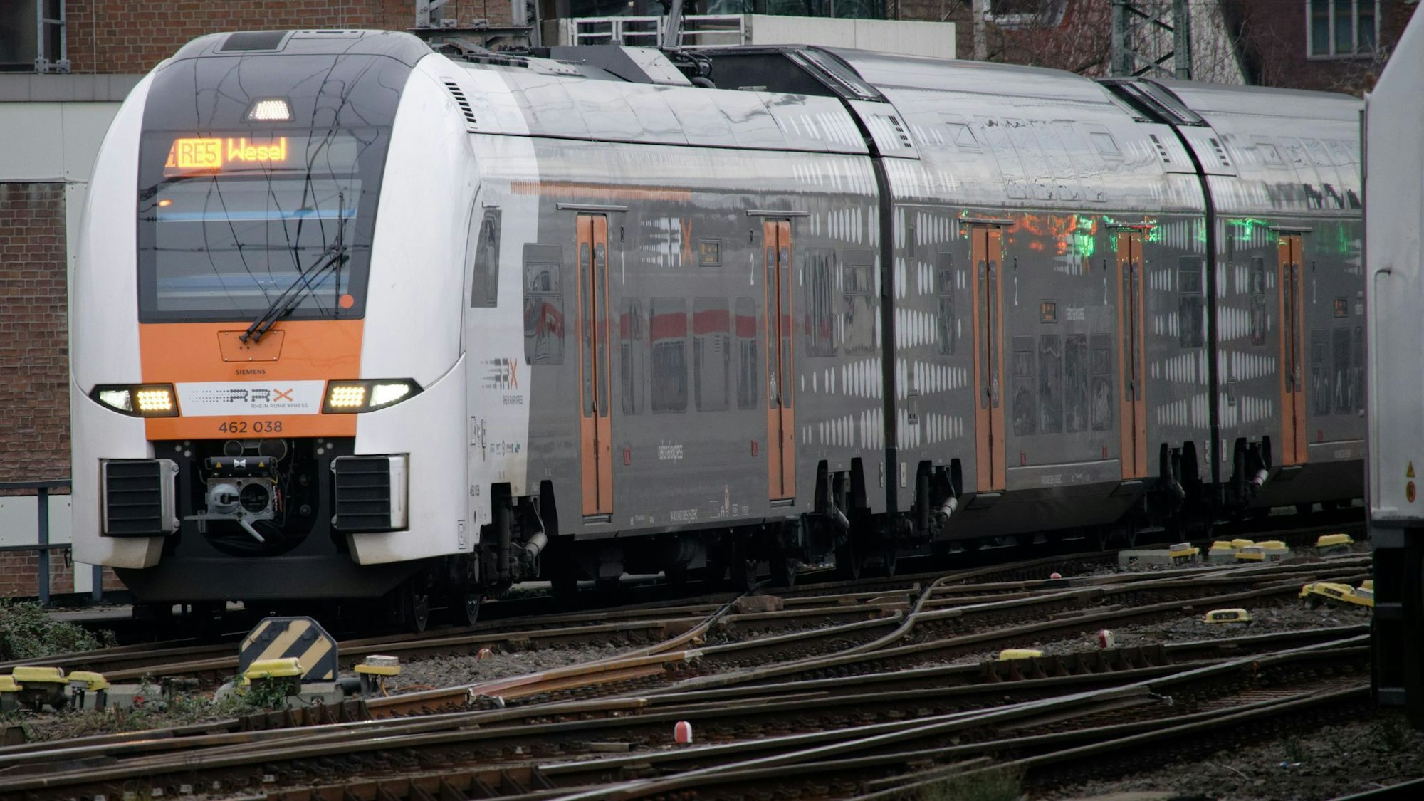 Etwa jeder sechste Streckenkilometer in Nordrhein-Westfalens Nahverkehr entfällt auf das private Zugunternehmen National Express. (Archivbild)