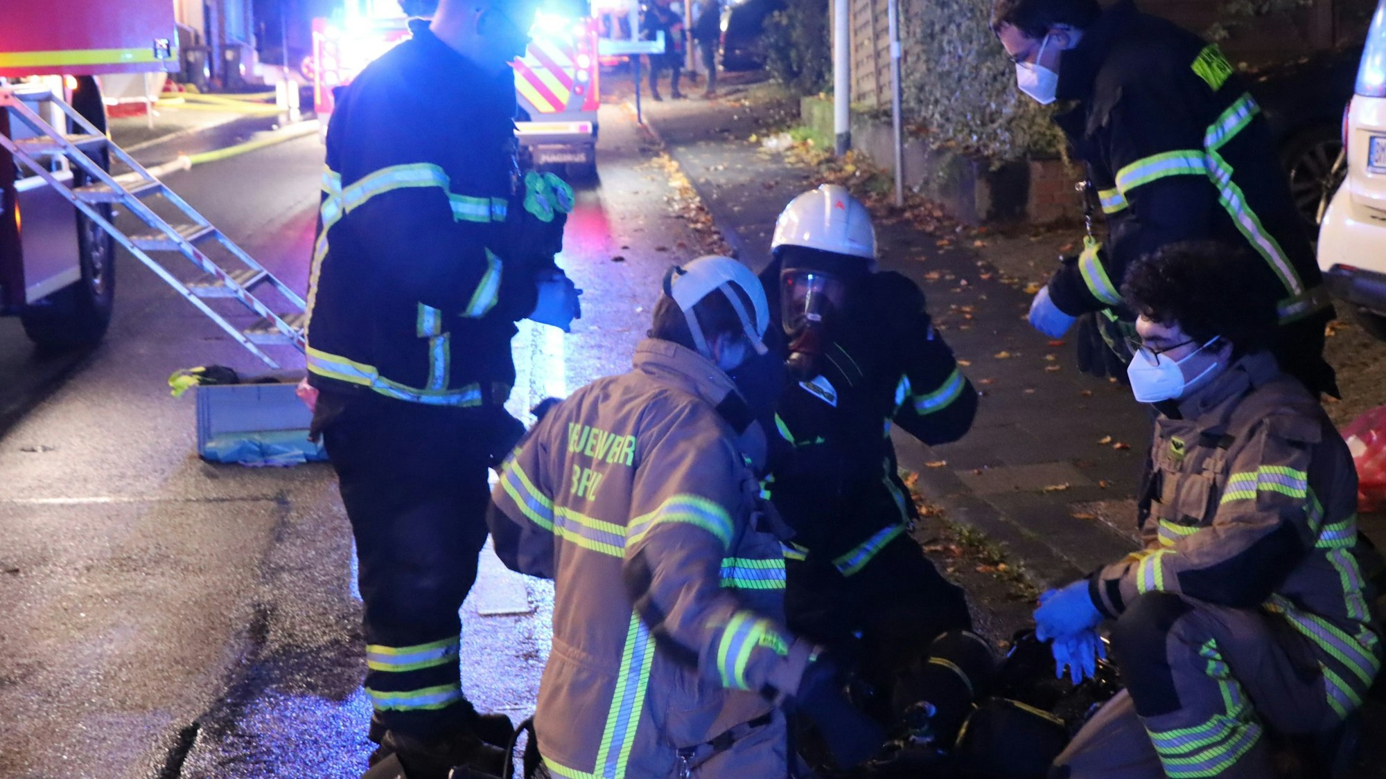 Polizei und Feuerwehr beim Einsatz in Brühl-Kierberg in der Schulstraße.