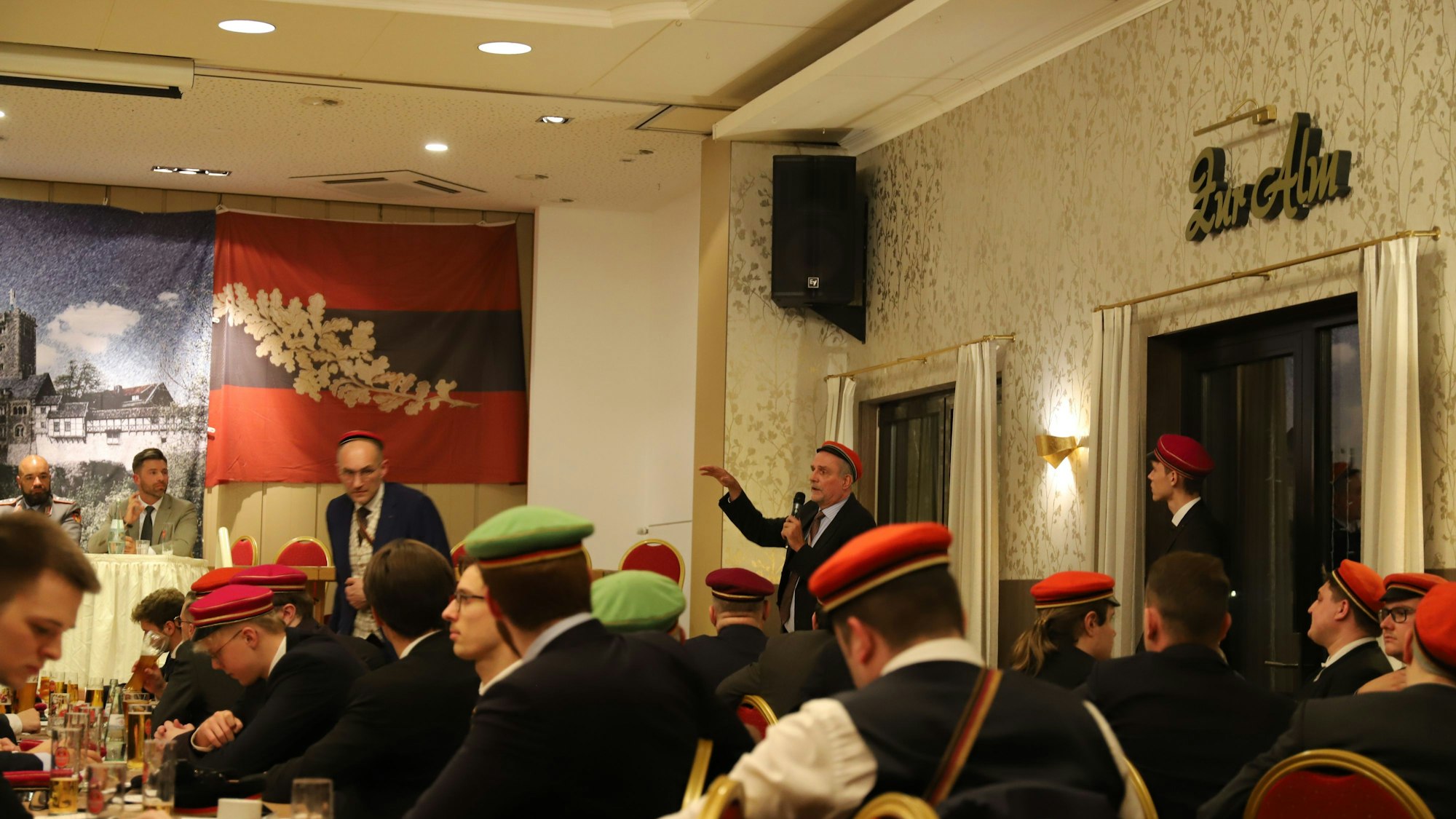 Die Burschenschafter aus dem Saal engagierten sich mit Wortbeiträgen bei der Podiumsdiskussion.