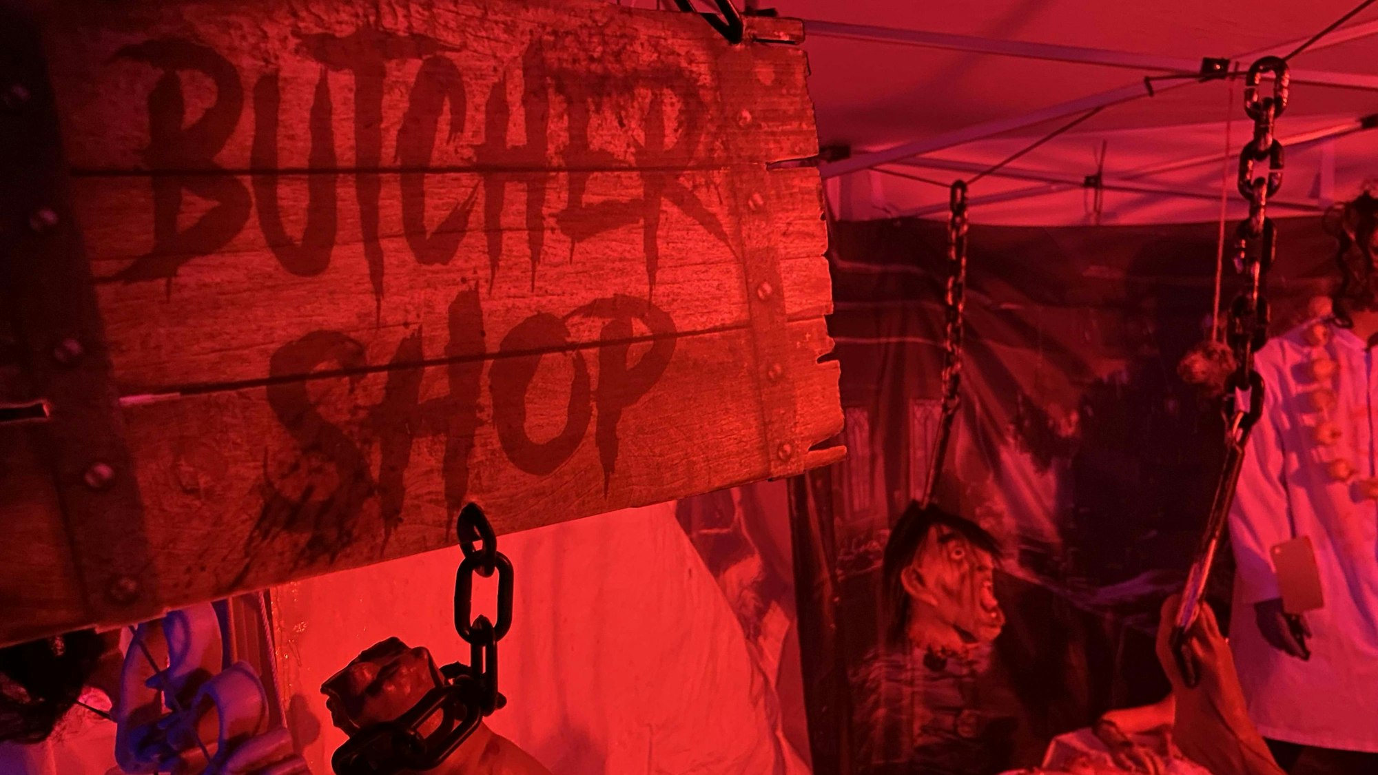 Ein Schild weist auf die „Metzgerei“ hin.