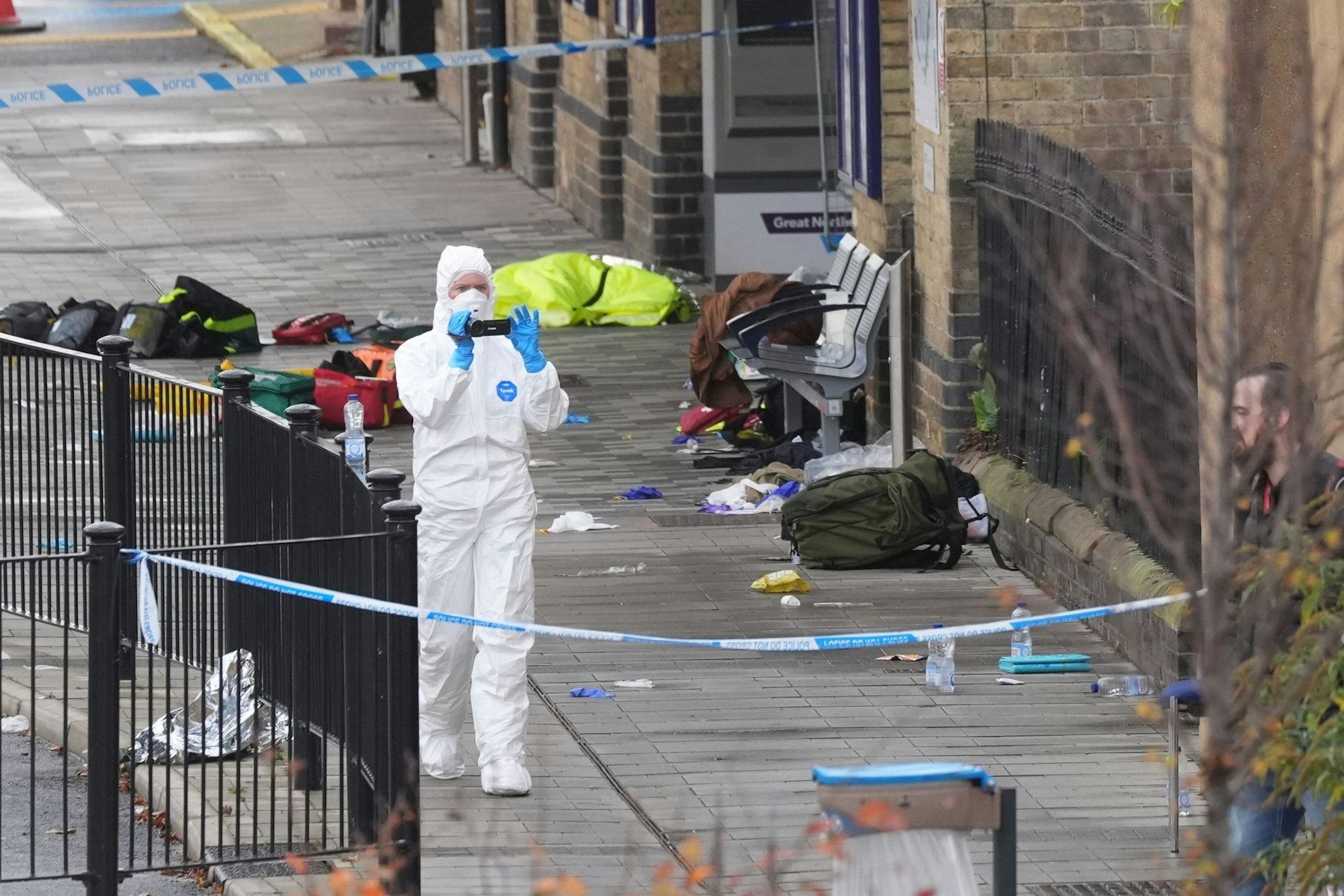 Am Bahnhof der Stadt Huntingdon dauern die Ermittlungen an.