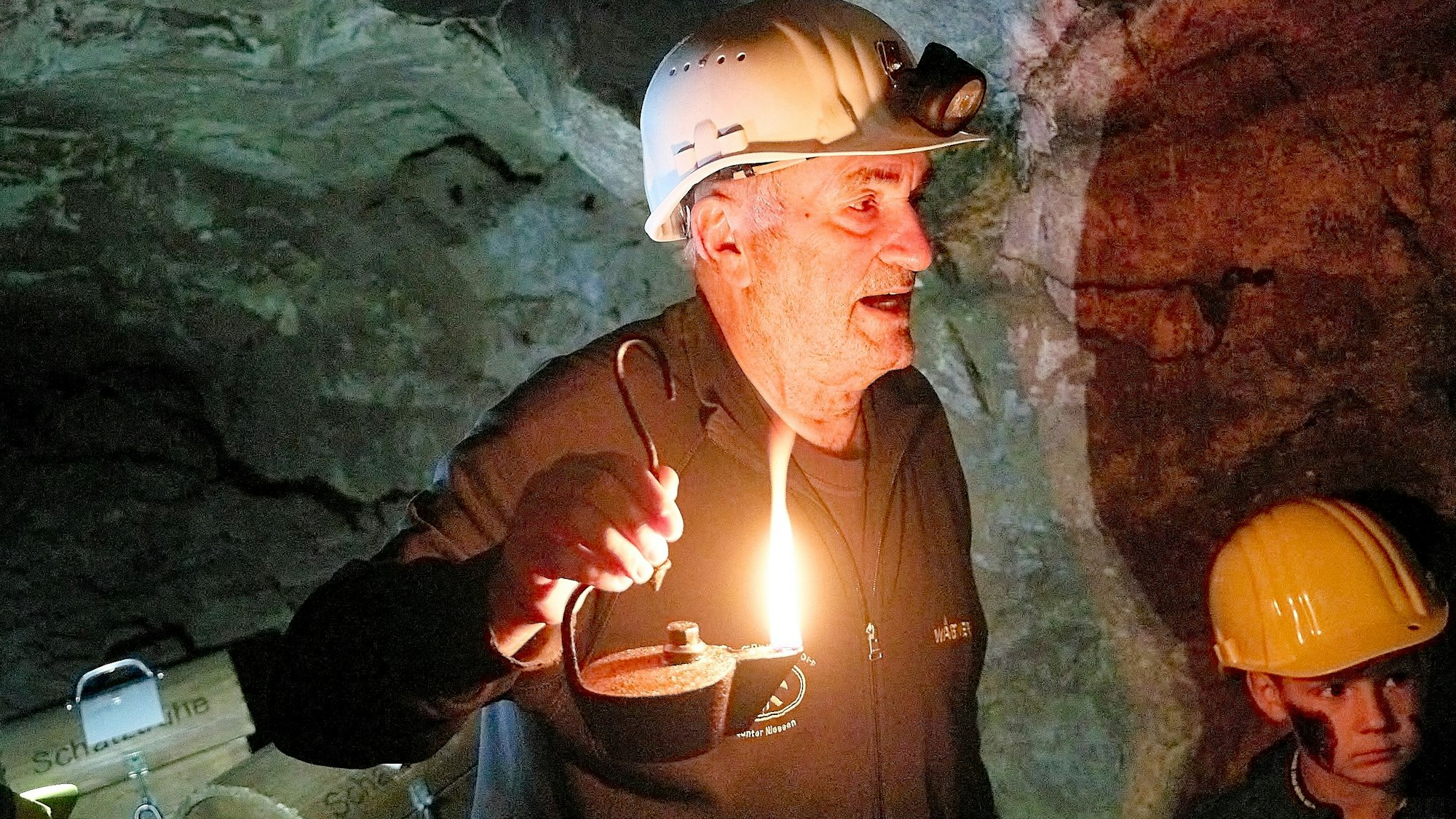 Günter Nießen, Vorsitzender des Fördervereins, mit einer Öllampe im Bergwerk.