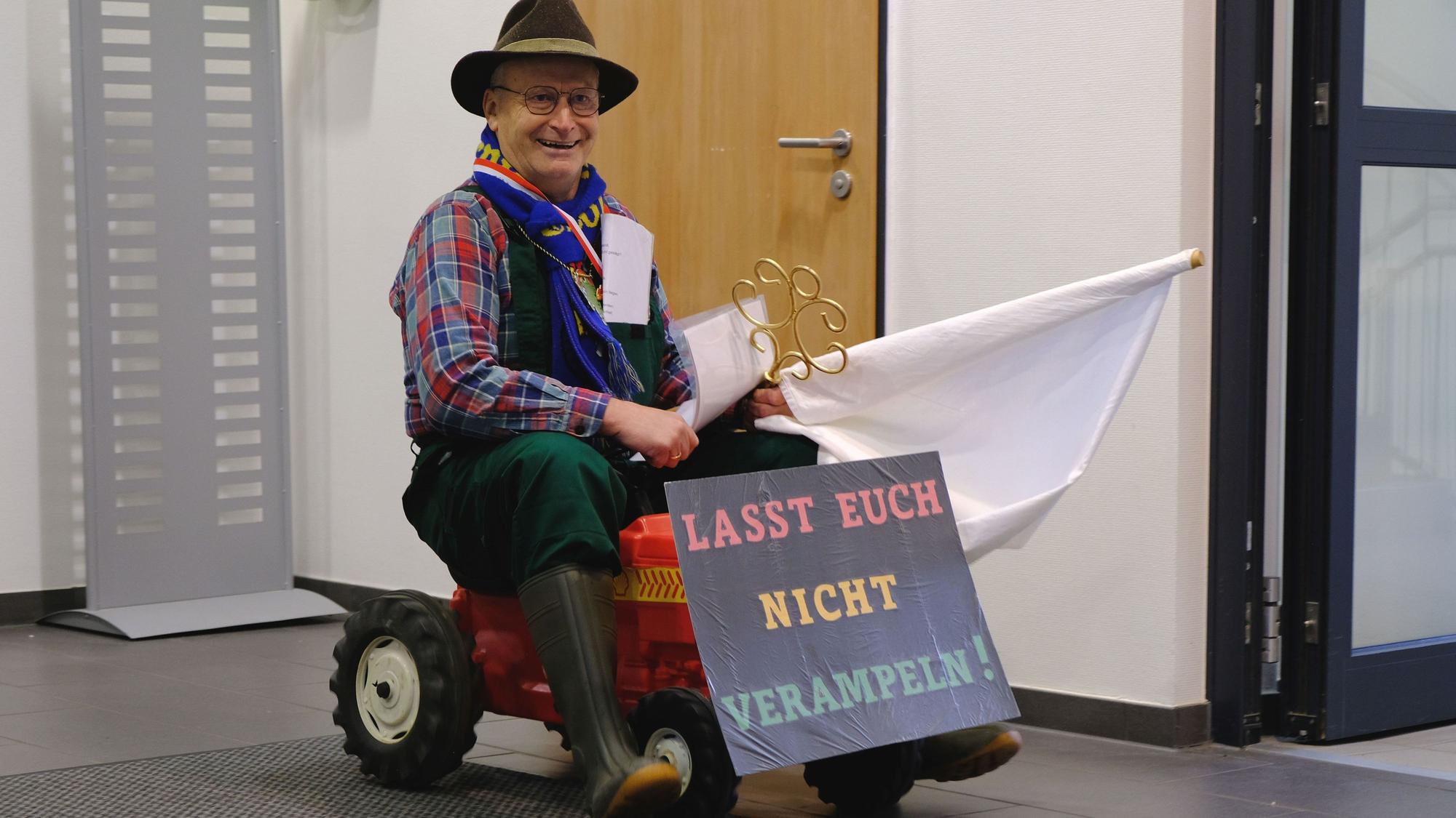 Beim Rathaussturm an Weiberfastnacht 2024 trat Bürgermeister Hans-Peter Schick als Bauer auf einem Spielzeugtrecker an.