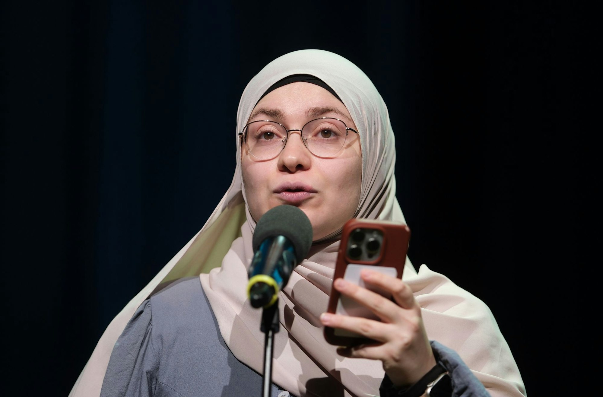 Ayse Irem hat sich im Finale der Deutschsprachigen Meisterschaft im Poetry Slam in Chemnitz den Titel geholt.