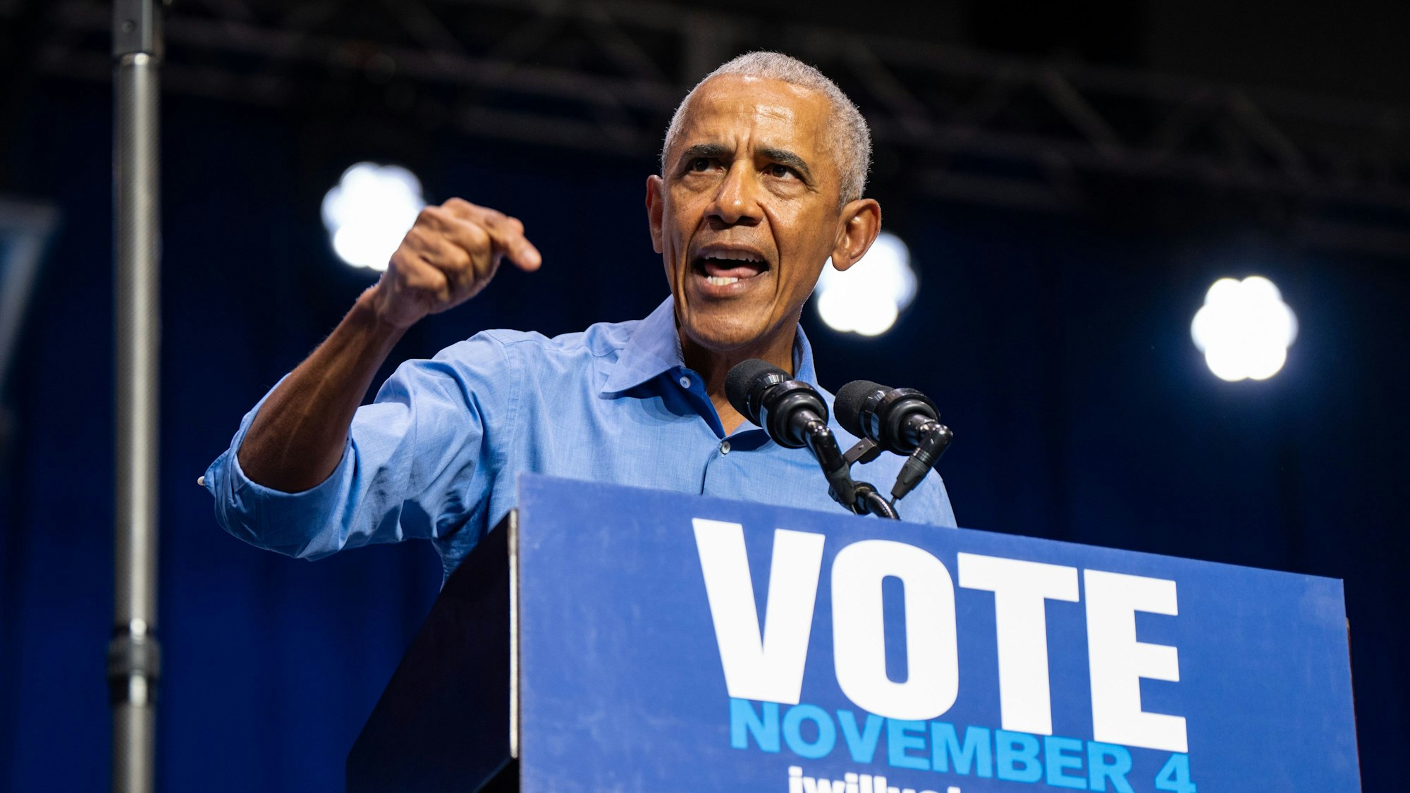 Der ehemalige Präsident Barack Obama spricht auf einer Kundgebung für die demokratische Gouverneurskandidatin Mikie Sherrill aus New Jersey in Newark.