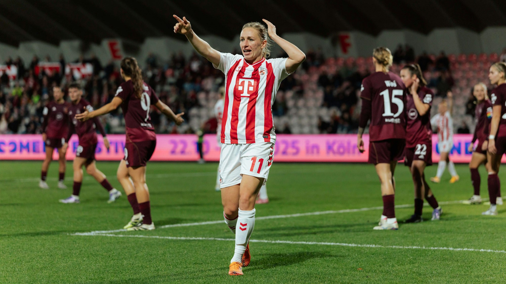 31.10.25, Frauen, Fussball, 1.BL, Saison 2025/2026, 1. FC Köln - 1.FC Nürnberg, 8. Spieltag Pauline Bremer  11 - 1. FC Köln fordert einen Ball Köln Franz-Kremer-Stadion NRW Deutschland *** 31 10 25, Women, Soccer, 1 BL, Season 2025 2026, 1 FC Köln 1 FC Nürnberg, Matchday 8 Pauline Bremer 11 1 FC Köln claims a ball Köln Franz Kremer Stadion NRW Germany