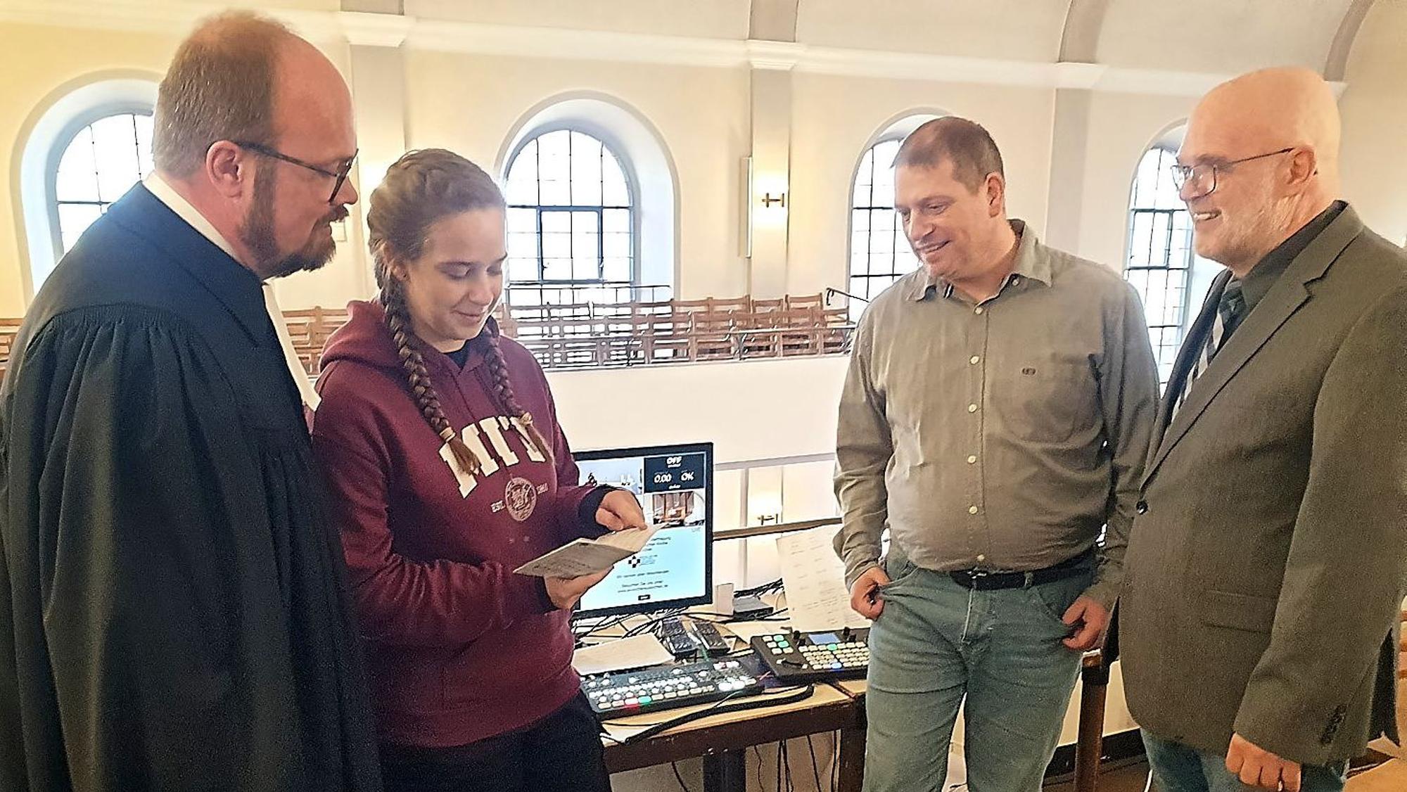 Pfarrer Gregor Weichsel, Nora Depenheuer, Michael Depenheuer und Küster Michael Bork (v.l.n.r.) in der evangelischen Kirche in Euskirchen.