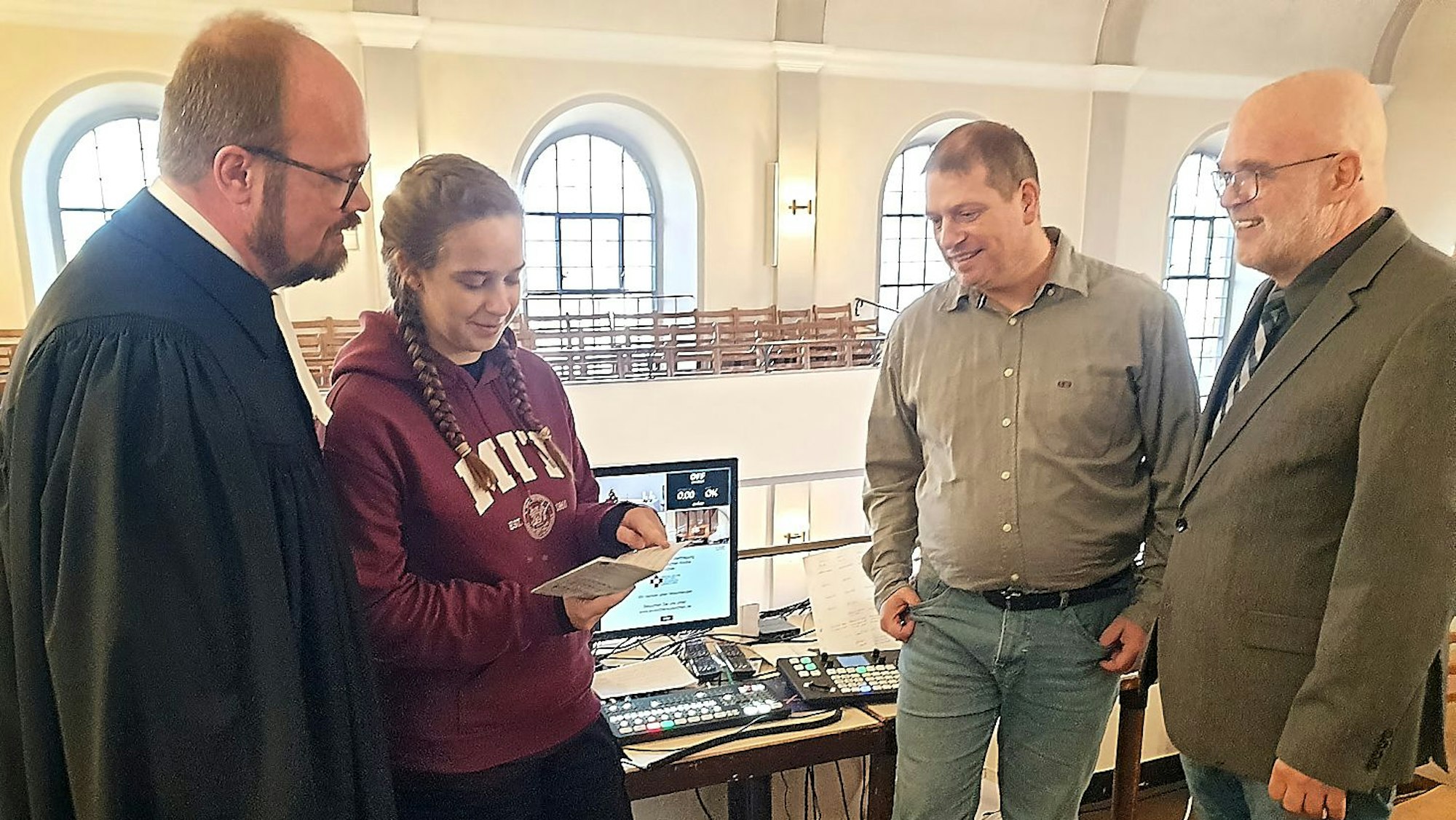 Pfarrer Gregor Weichsel, Nora Depenheuer, Michael Depenheuer und Küster Michael Bork (v.l.n.r.) in der evangelischen Kirche in Euskirchen.