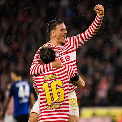 Entscheidung: Vorbereiter  Jakub Kaminski und Torschütze Said El Mala jubeln über das 3:1.