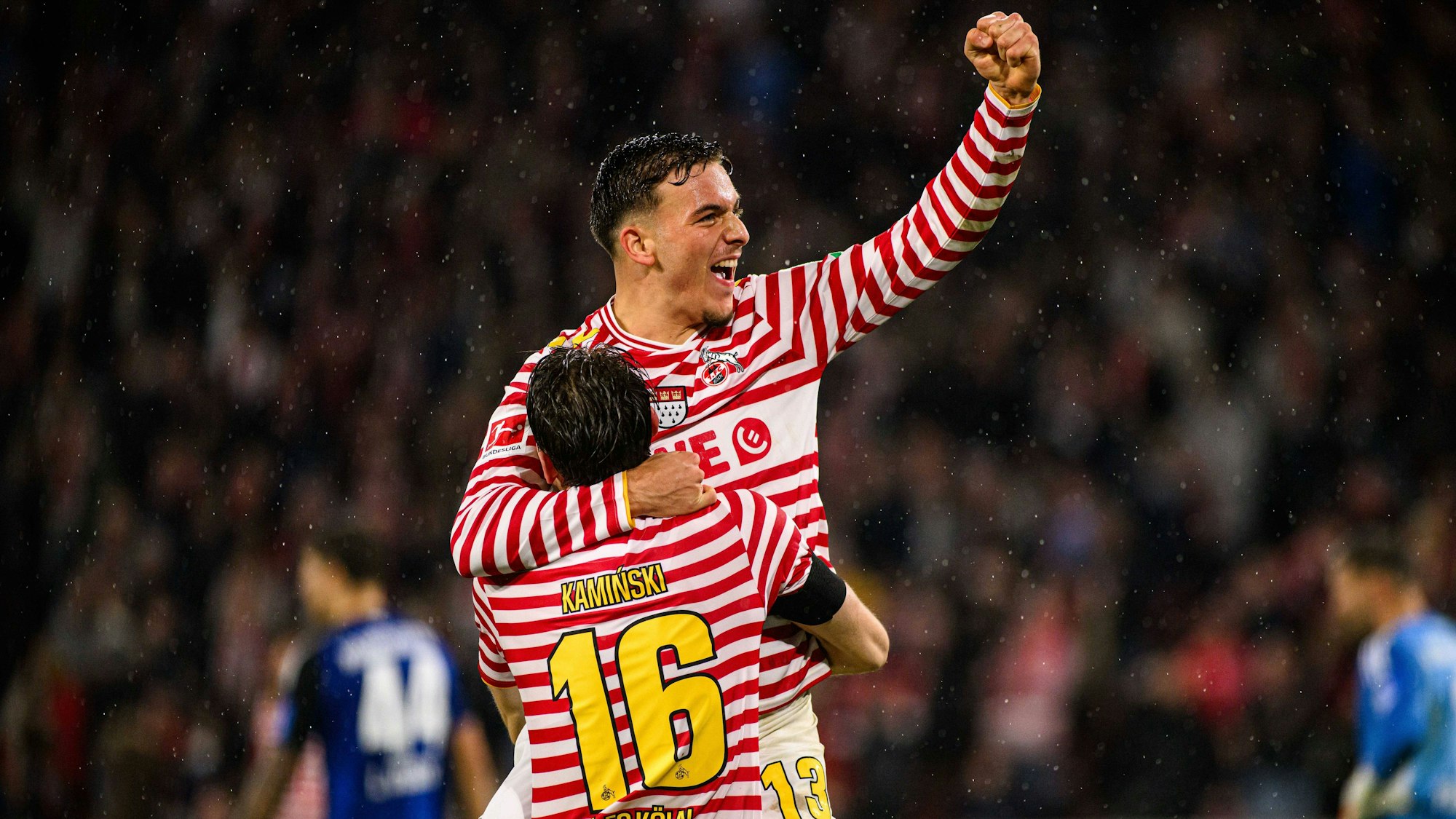 Entscheidung: Vorbereiter  Jakub Kaminski und Torschütze Said El Mala jubeln über das 3:1.