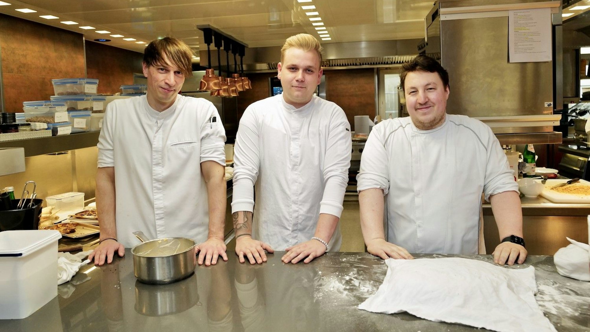 Die drei Köche des Restaurants Leu im Niederkasseler Hotel Clostermanns Hof: André Siebertz, André Vey, Daniel Heidkamp (v.l.)