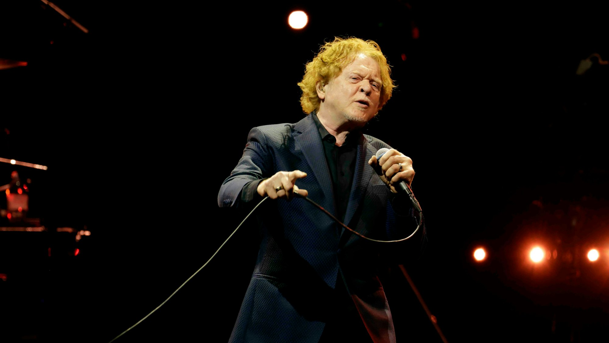 Simply Red (Britische Soulband)
"40th Anniversary"-Tour
Simply Red besteht aus: Mick Hucknall (Voc.), Kenji Suzuki (Gitarre, seit 1999), Dave Clayton (Keyboard, seit 2003), Roman Roth (Schlagzeug, seit 2012), Ian Kirkham (Keyboard, Saxophon, Blaswandler, seit 1986), Chris De Margary (Flöte, Saxophon, 1999-2008; seit 2010), John Johnson (Posaune, Percussion, 1998-2008; seit 2010), Kevin Robinson (Trompete, Flöte, Percussion, Backing Vocal, seit 1999), Dee Johnson (Backing Vocal, 1992-2008; seit 2010) und Sarah Brown (Backing Vocal, 1996-2008; seit 2010)
am 31. Oktober 2025
in der Lanxess Arena, Deutz-Kalker Straße 1, 50679 Köln