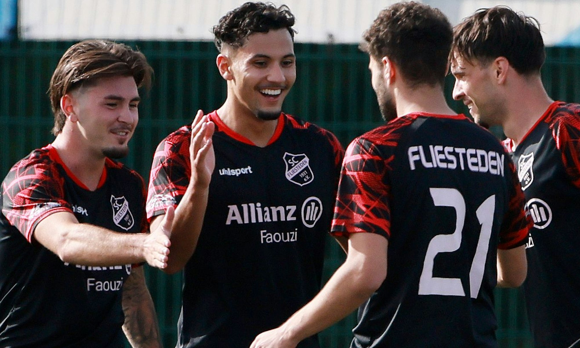 Das Bild zeigt jubelnde Spieler des SC Fliesteden.