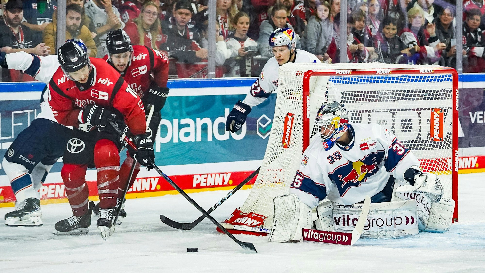 Erfolglos: Die Haie-Stürmer Tanner Kero und Dominik Bokk vor dem Münchner Tor mit Goalie Mathias Niederberger.