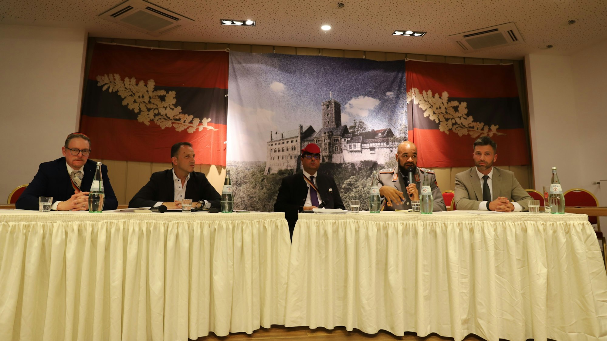 Der Verband Allgemeine Deutsche Burschenschaft füllte das Podium mit eigenen Verbandsbrüdern auf.