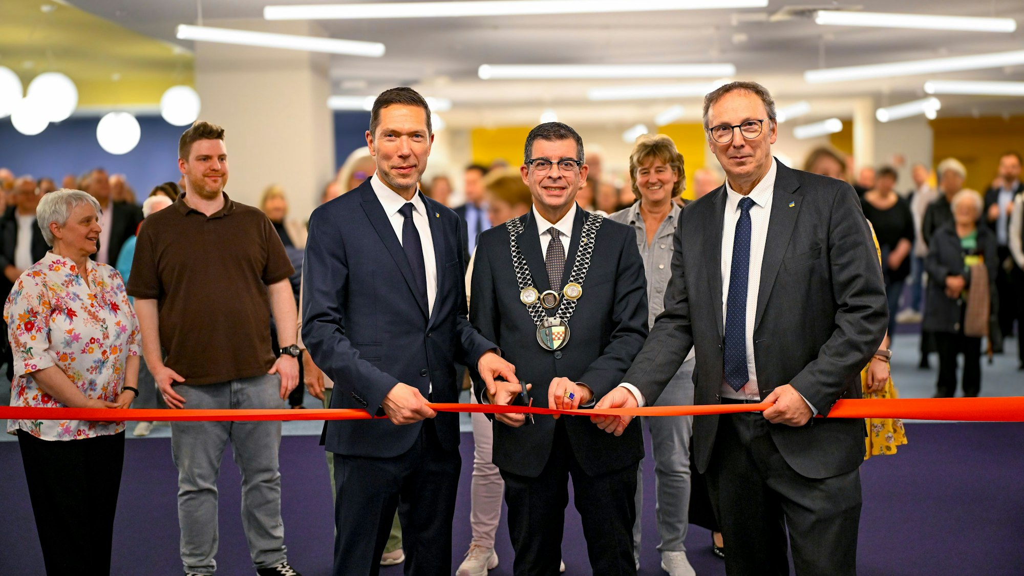 Bürgermeister Frank Helmenstein weiht an seinem letzten Arbeitstag die neue Gummersbacher Bibliothek im EKZ Bergischer Hof ein.