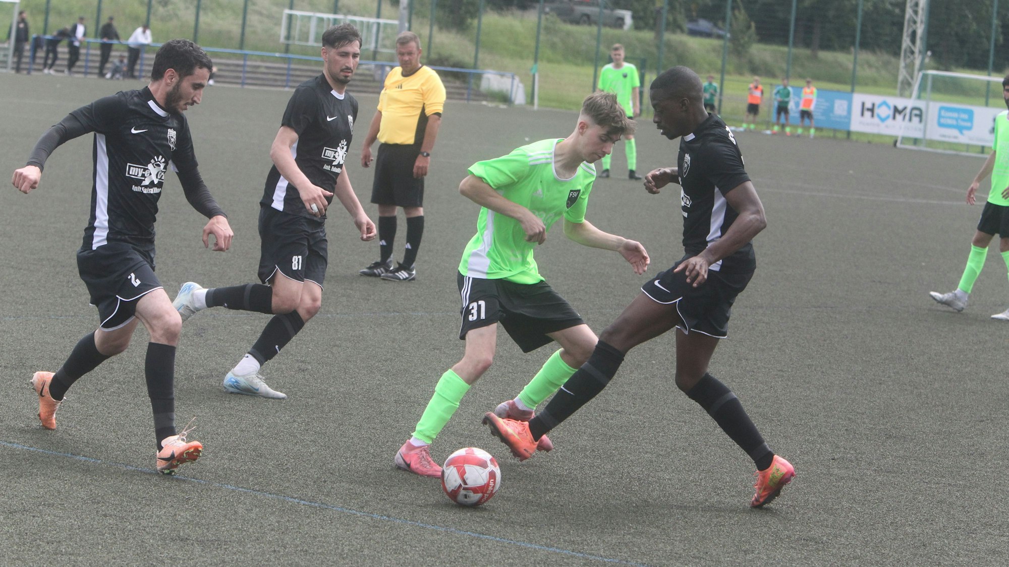 Tim Dreilich (Mitte) vom FSV Neunkirchen-Seelscheid erhielt vom Coach ein Sonderlob.
