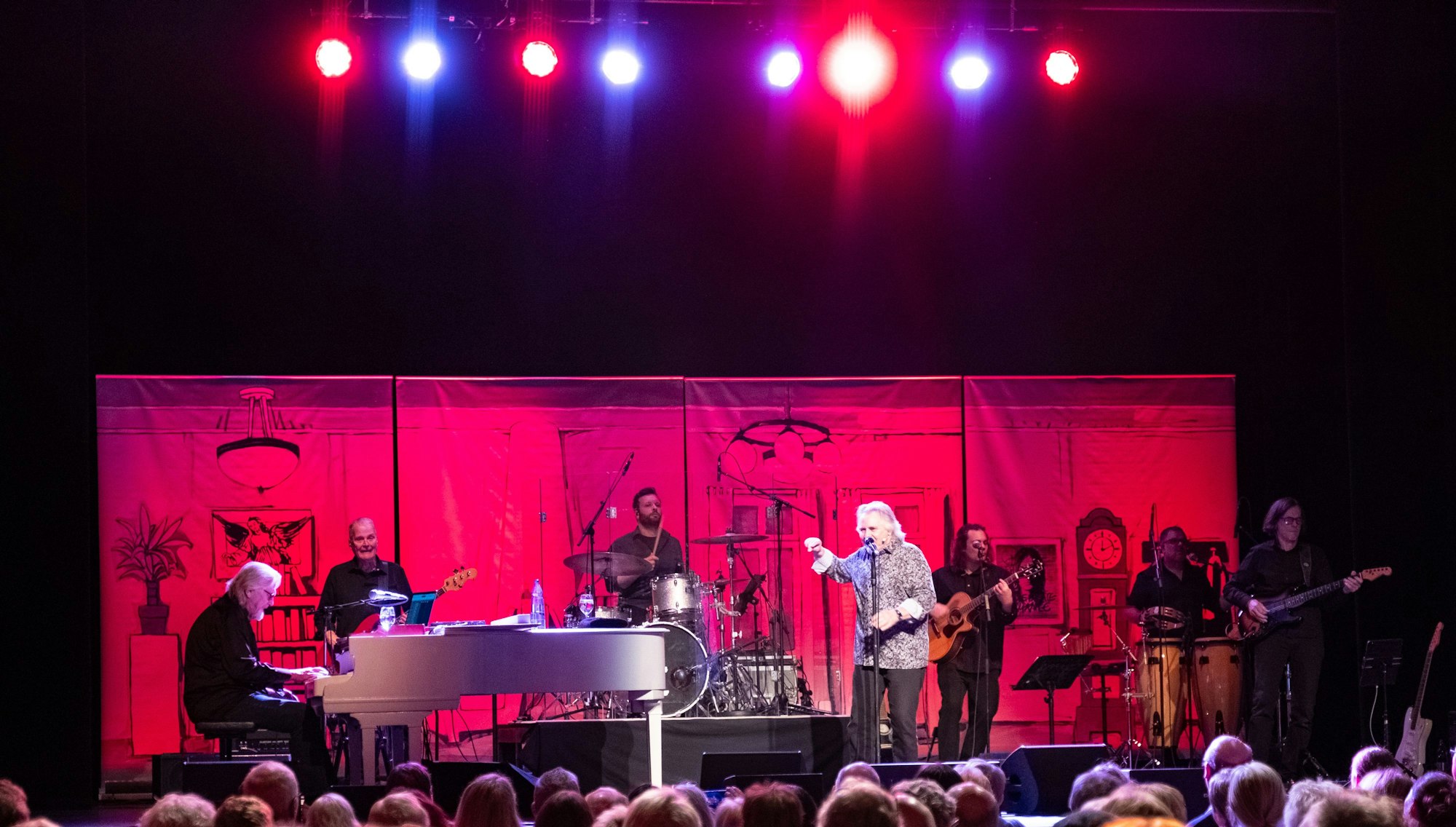 Das Foto zeigt Tommy Engel und seine Band im Bürgerhaus Bergischer Löwe in Bergisch Gladbach
