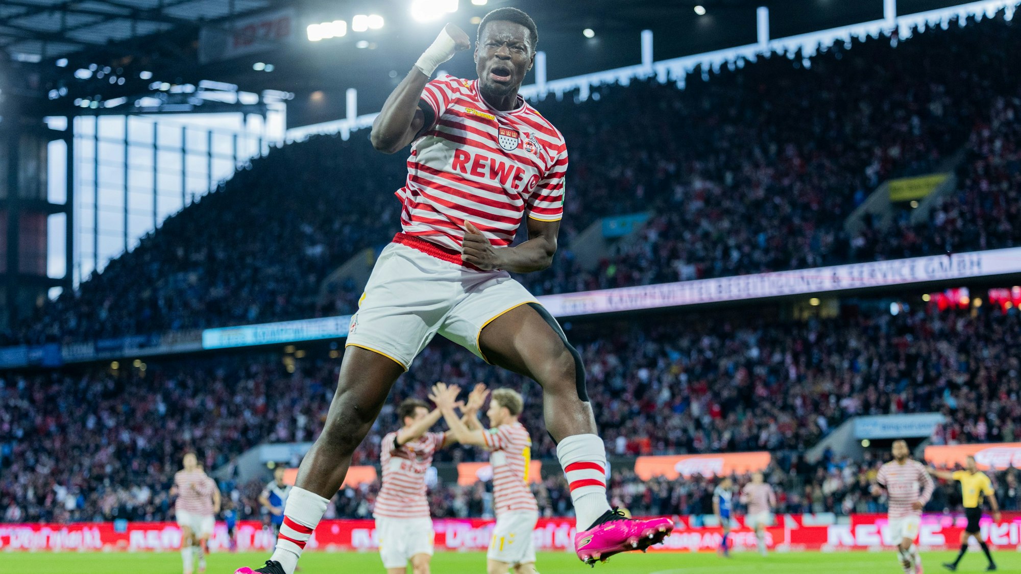 Ragnar Ache bejubelt sein erstes Bundesligator für den 1. FC Köln.