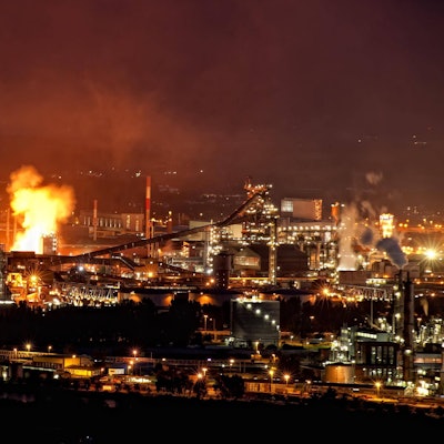 Industrieanlage bei Nacht mit Feuerschein. (Symbolbild)