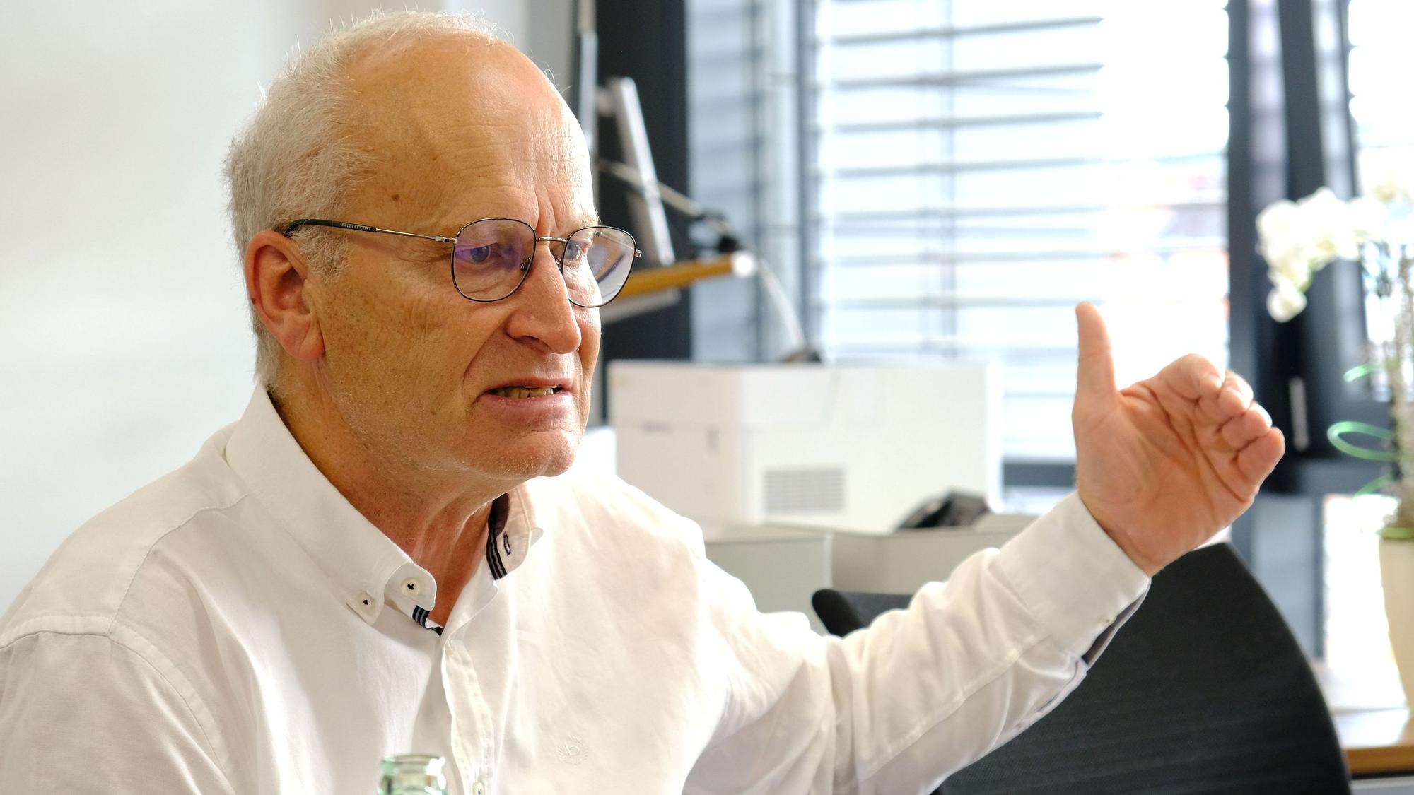 Bürgermeister Dr. Hans-Peter Schick gestikuliert beim Gespräch in seinem Dienstzimmer.