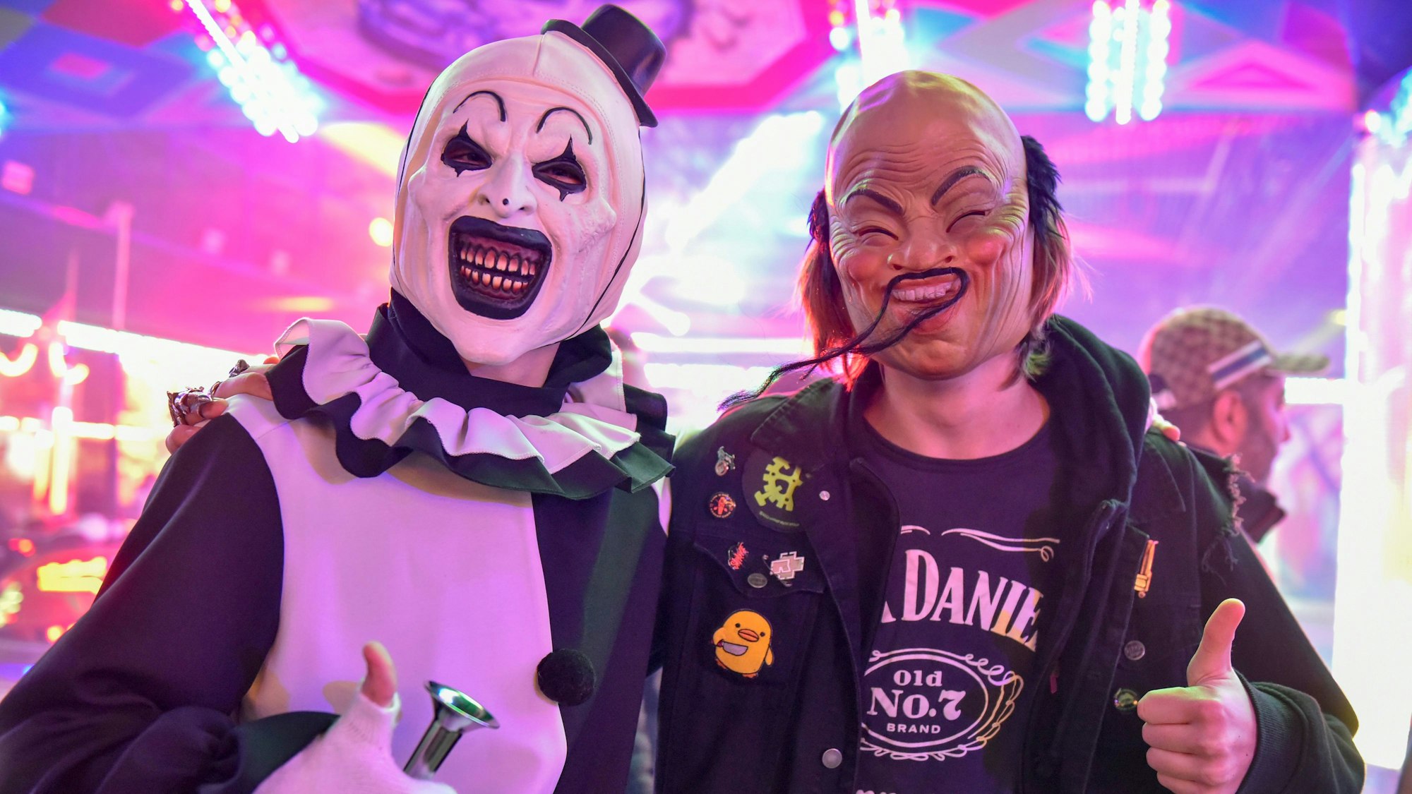 Zu sehen sind zwei Menschen in Halloweenmasken.