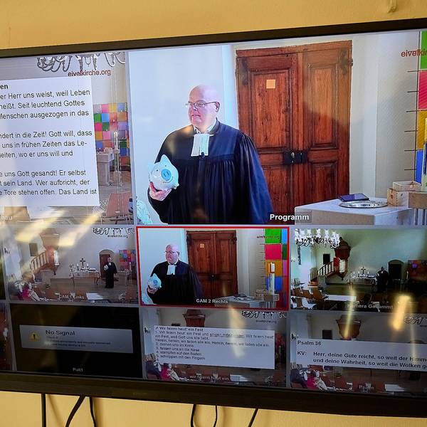 Auf einem Computermonitor sind verschiedene Bilder aus der Übertragung eines Gottesdienstes in Hellenthal zu sehen.