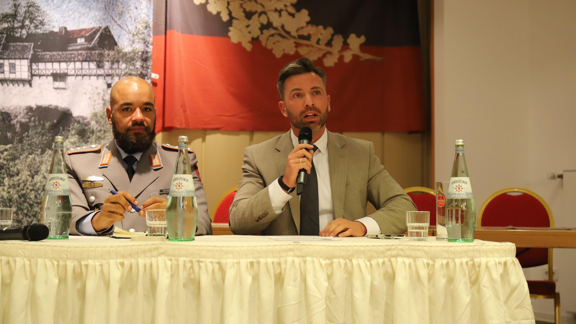 Der Jugendoffizier der Bundeswehr, Hauptmann Raphael Schewiola, und das Bundestagsmitglied der AfD, Jan Nolte, diskutierten über Bündnis- und Landesverteidigung.