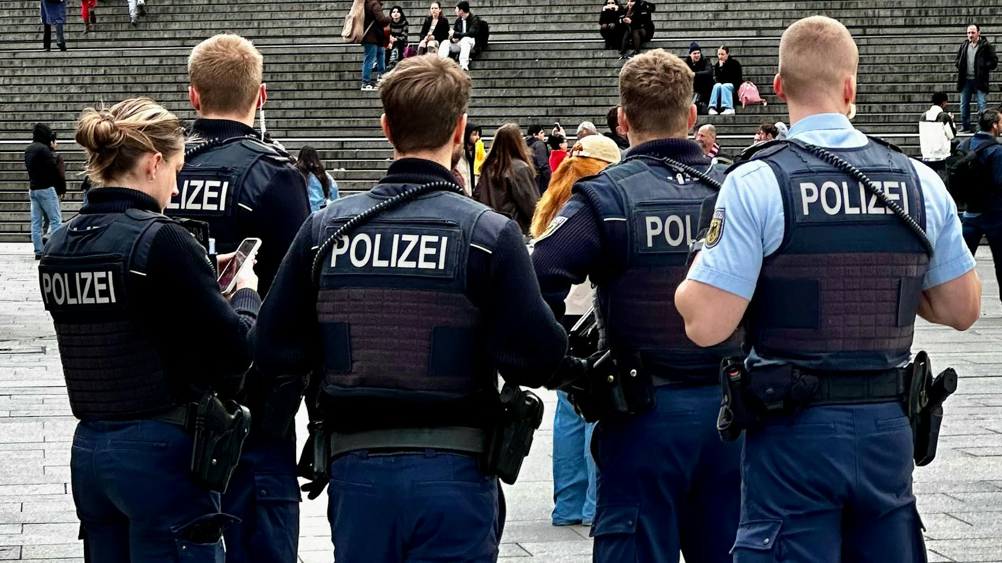 Bundespolizei am Bahnhofsvorplatz am Sonntag in Köln.