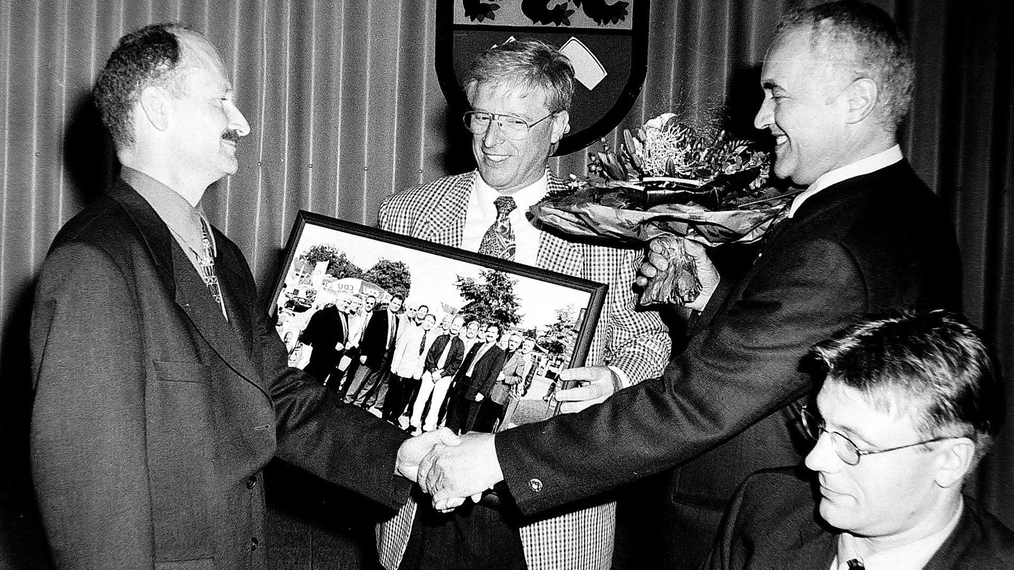 Das Schwarz-Weiß-Foto zeigt Bürgermeister Dr. Hans-Peter Schick bei der Amtseinführung 1999 mit von links Johannes Ley, Konrad Hamacher und Christian Baans.