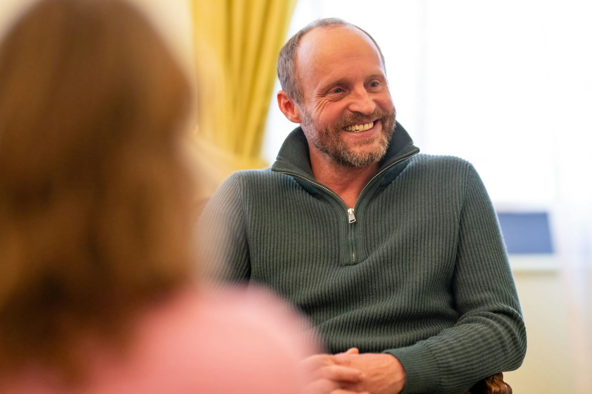 Gelassen bleiben, das rät Florian Brückner alias Schreinermeister Florian Eder. (Archivbild)