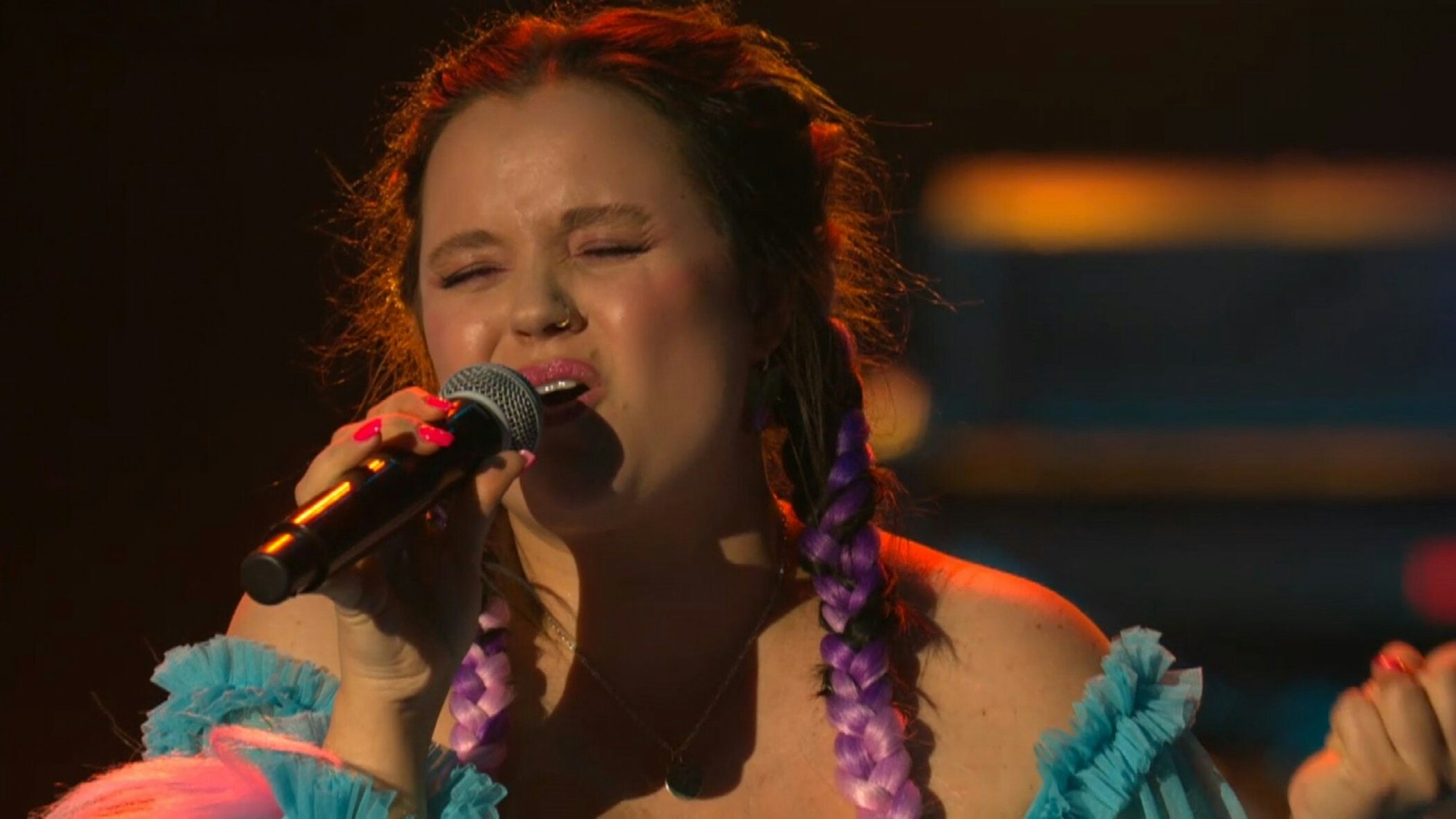 Zu sehen ist die Sängerin Sophia Brabetz aus Hürth.