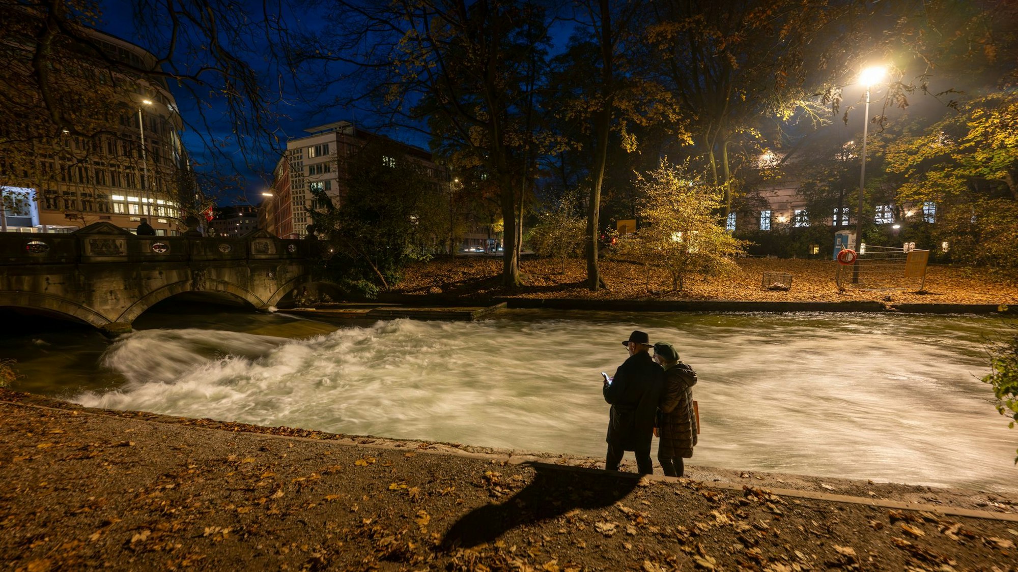 Kein Surfer auf dem Münchner Eisbach - denn die bekannte Welle funktioniert nicht mehr. Die Surfer rätseln über die Gründe. (Archivbild)