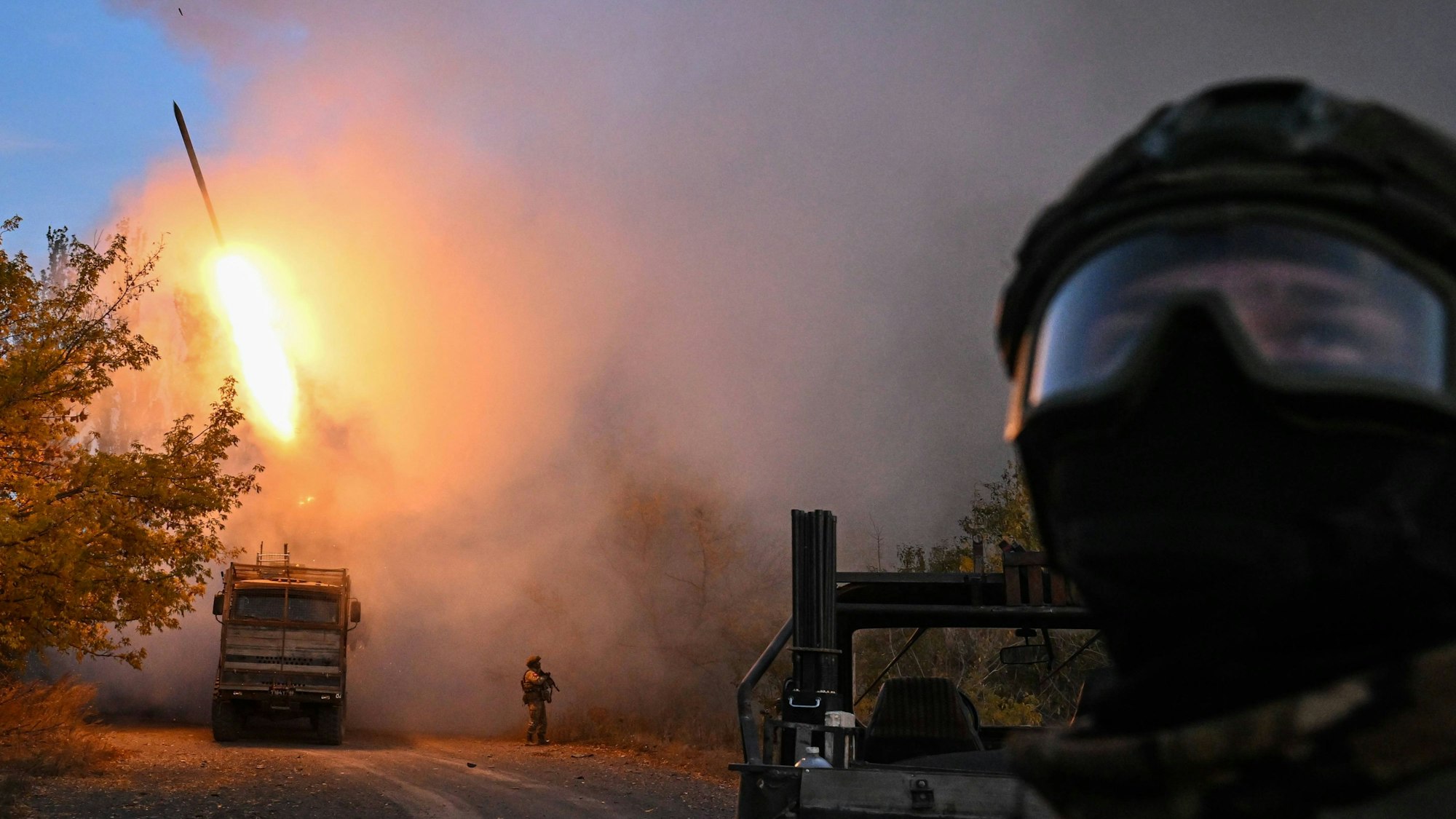 Ein Foto einer russischen Staatsagentur zeigt russische Soldaten nahe der Stadt Pokrowsk. (Archivbild)