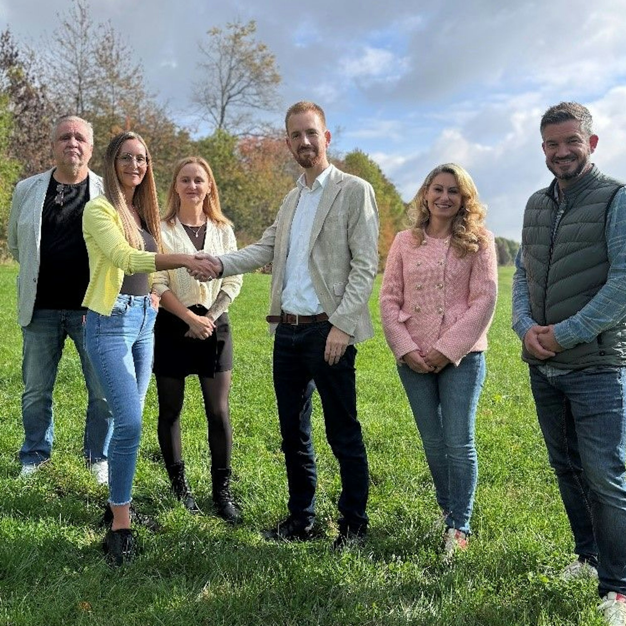 Der Bauantrag ist eingereicht: Thomas Maffei, Patrizia Bizon-Thiebus und Johannes Hagen begrüßen Franca Di Giuseppe, Daniela Di Giuseppe und Saverio Di Giuseppe von SGD-Kunststoffe. (v.r.).