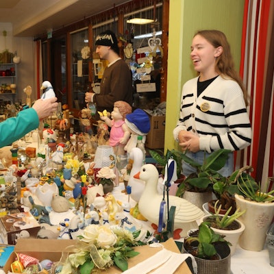 Diese Gans soll es sein: Ida Lemmer (13, links), „Mibianerin“ seit Kindertagen, macht beim beliebten Missionsbasar in Waldbröl Kundin Karin Spaniel mit Deko-Sachen glücklich.