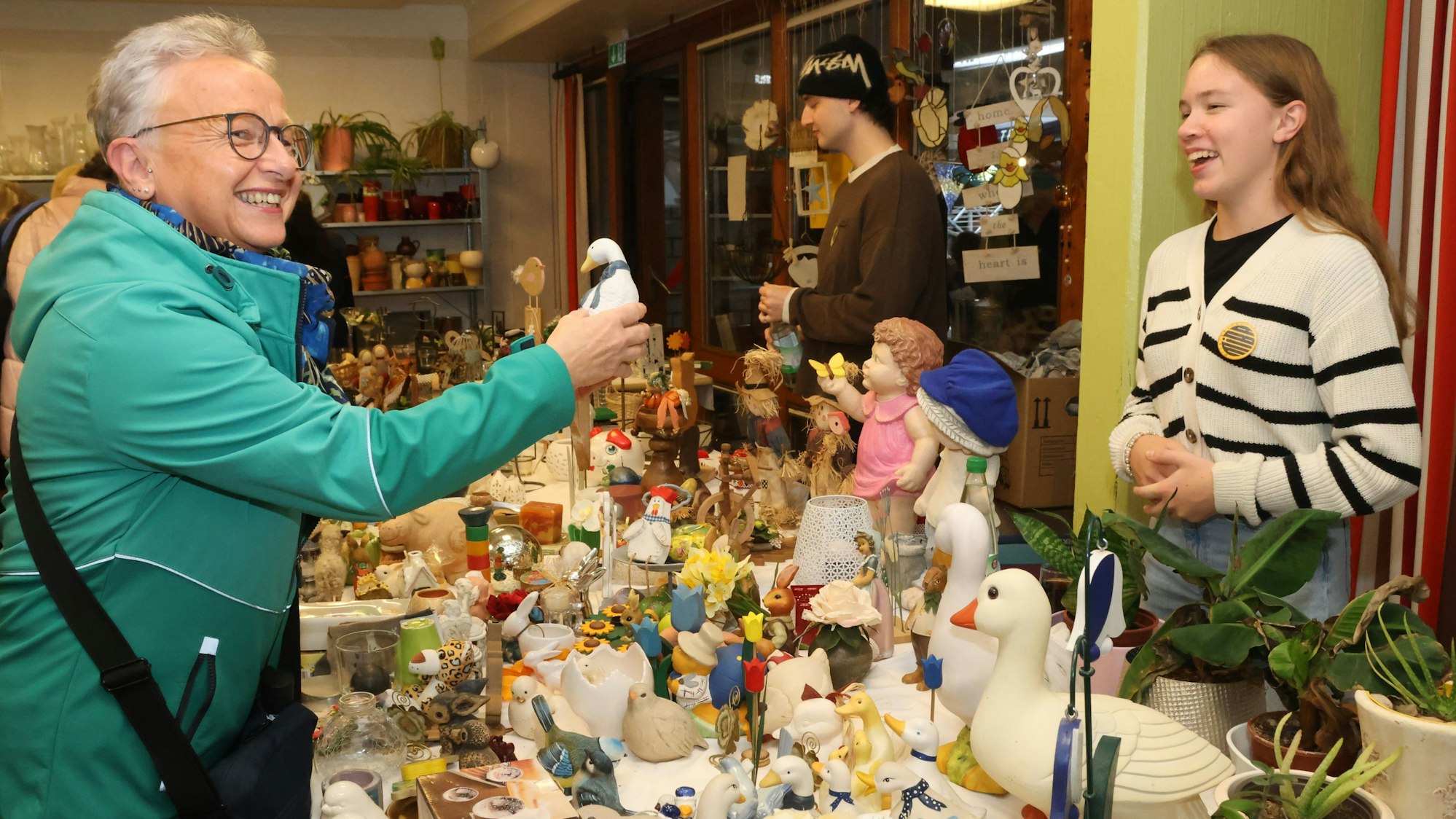 Diese Gans soll es sein: Ida Lemmer (13, links), „Mibianerin“ seit Kindertagen, macht beim beliebten Missionsbasar in Waldbröl Kundin Karin Spaniel mit Deko-Sachen glücklich.